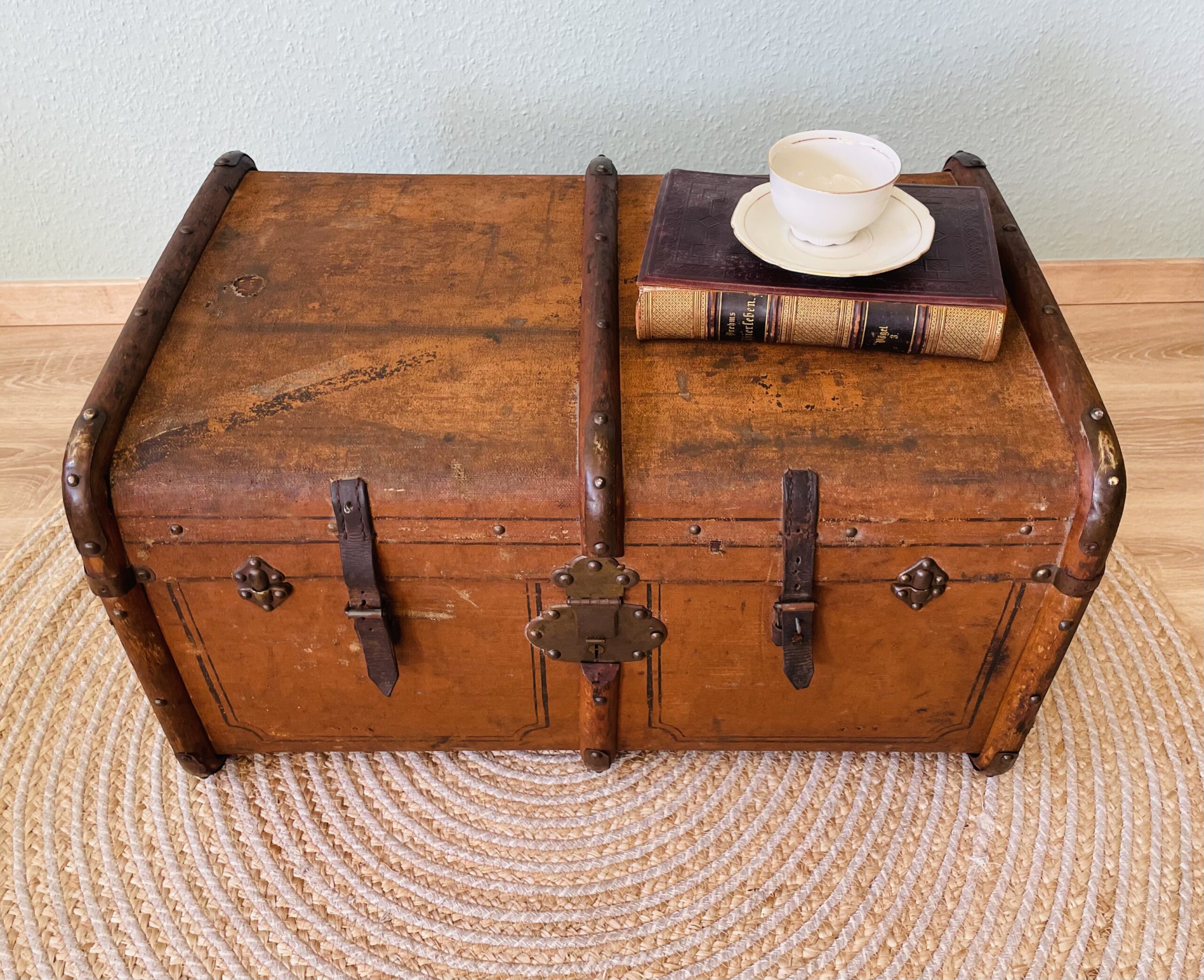 Antiker Überseekoffer (1890er) – historisch, Originalzustand - Wappen-Muster Berlichingen