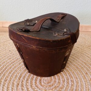 Antiker Hutkoffer/Zylinderkoffer aus Leder – 1890er, Patina, Provenienz Berlichingen Jagsthausen
