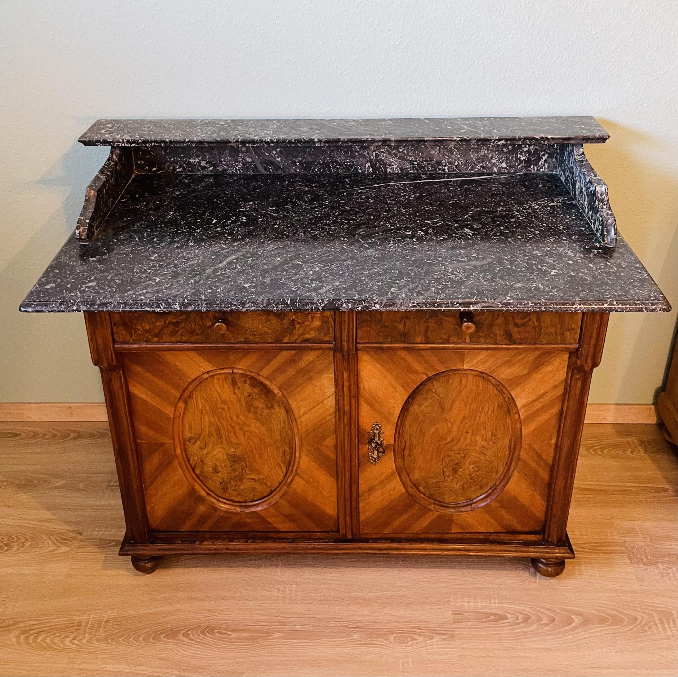 Gründerzeit-Kommode 1890er • Nussbaumfurnier, Marmor • Antik & Sammlerstück