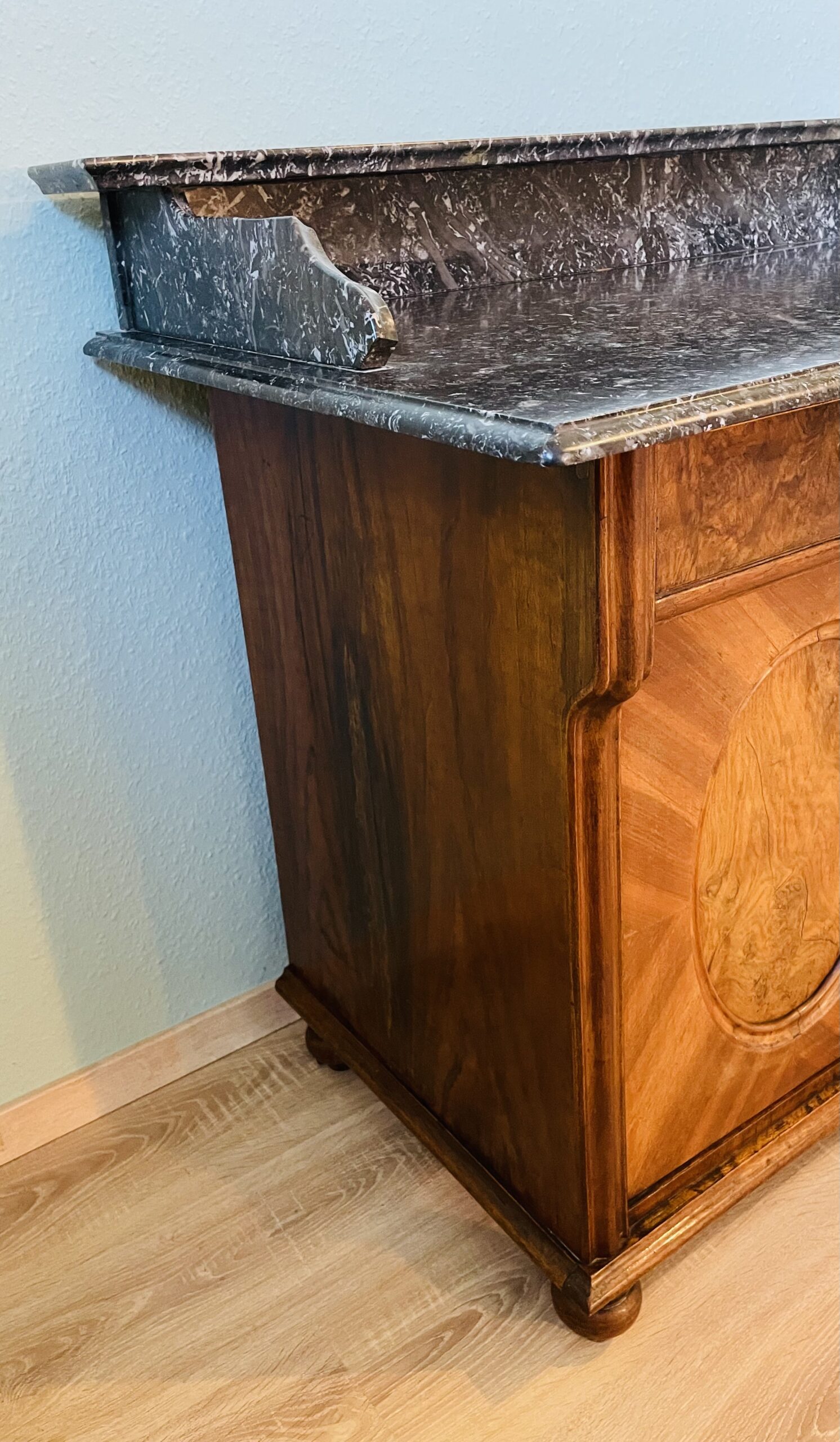 Gründerzeit-Kommode 1890er • Nussbaumfurnier, Marmor • Antik & Sammlerstück