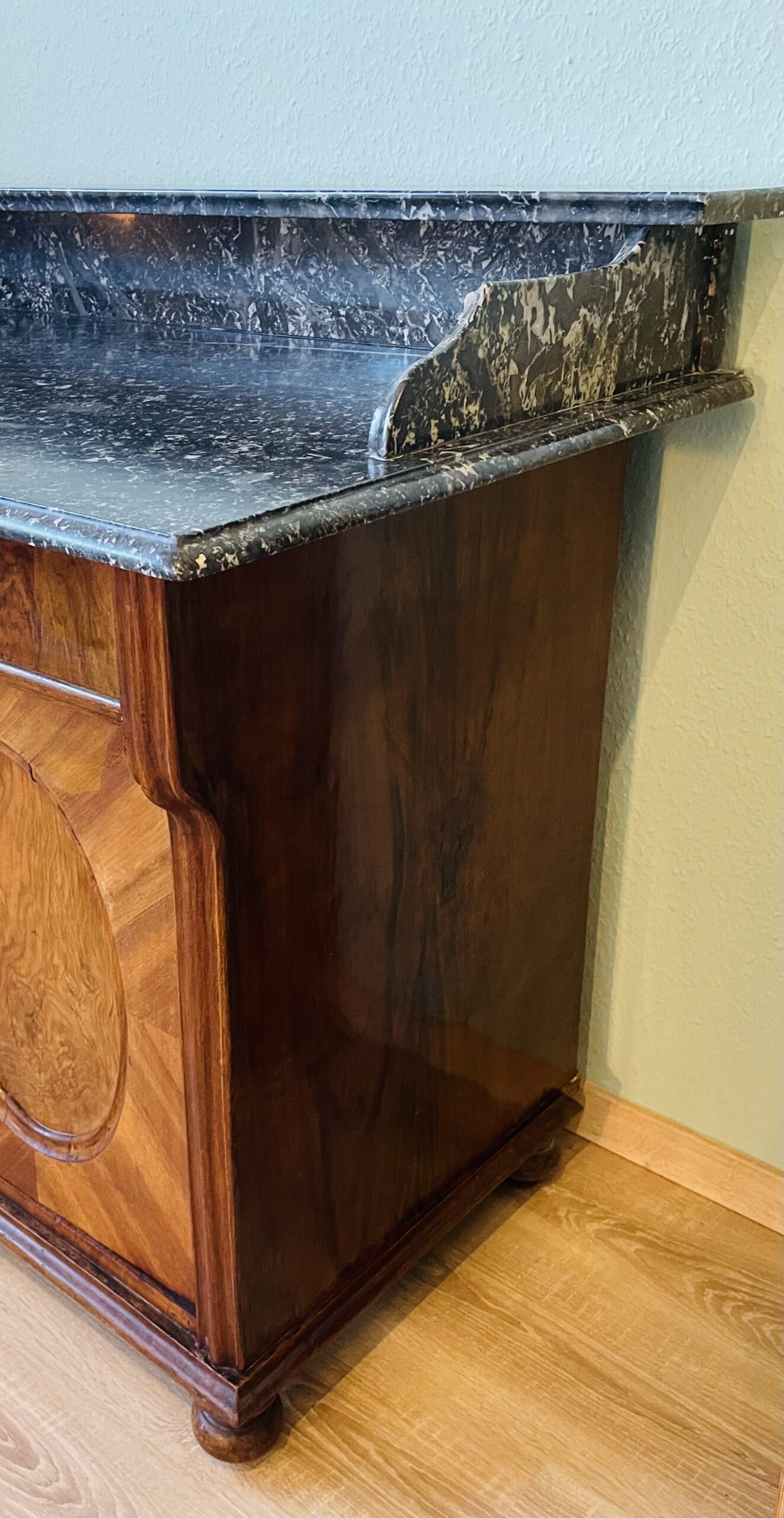 Gründerzeit-Kommode 1890er • Nussbaumfurnier, Marmor • Antik & Sammlerstück