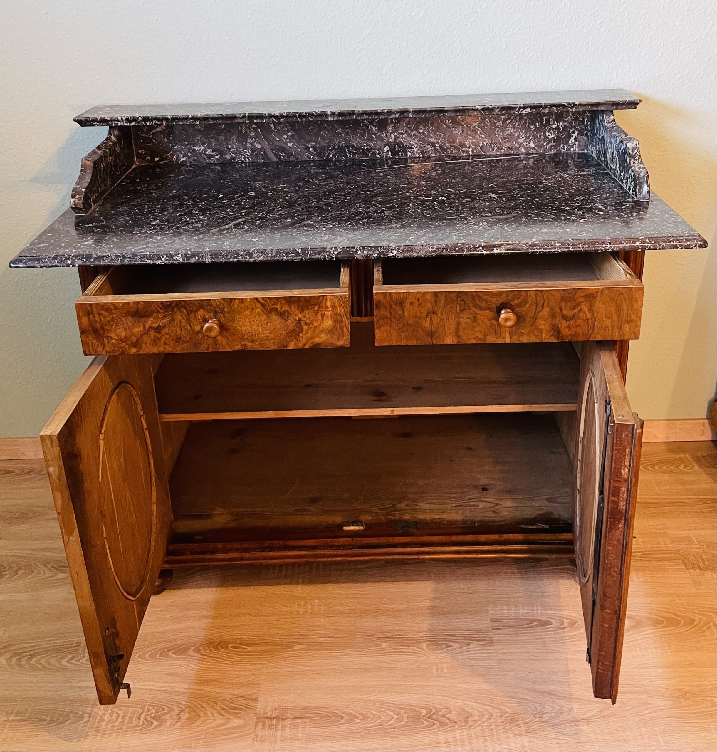 Gründerzeit-Kommode 1890er • Nussbaumfurnier, Marmor • Antik & Sammlerstück