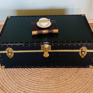 Antiker US-Überseekoffer 1940er — Acalionen, Patina, Messing-Beschläge, Inneneinlage