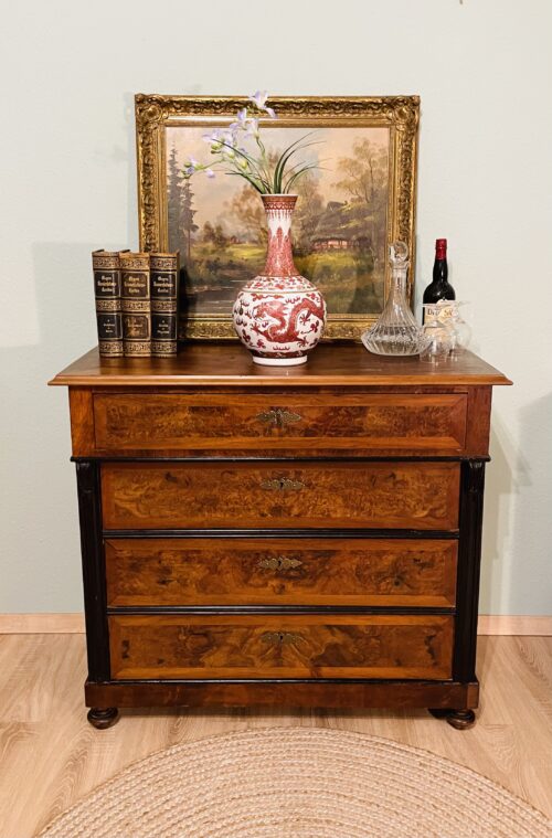 Antike Gründerzeit-Kommode aus 1890er Jahren – Nussbaumfurnier, 4 Schubladen – zeitlos elegant