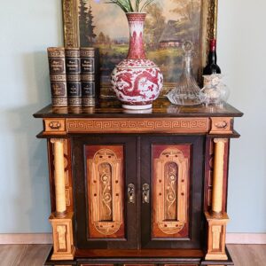 Antike Barock-Kommode – Fassadenschrank im Vintage-Stil mit Schnitzereien und Intarsien – Augenweide aus Handwerkskunst
