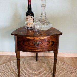 Antiker Barock-Beistelltisch – Vintage Wallnussfurnier mit zeitlosem Design – Hingucker aus Handwerkskunst