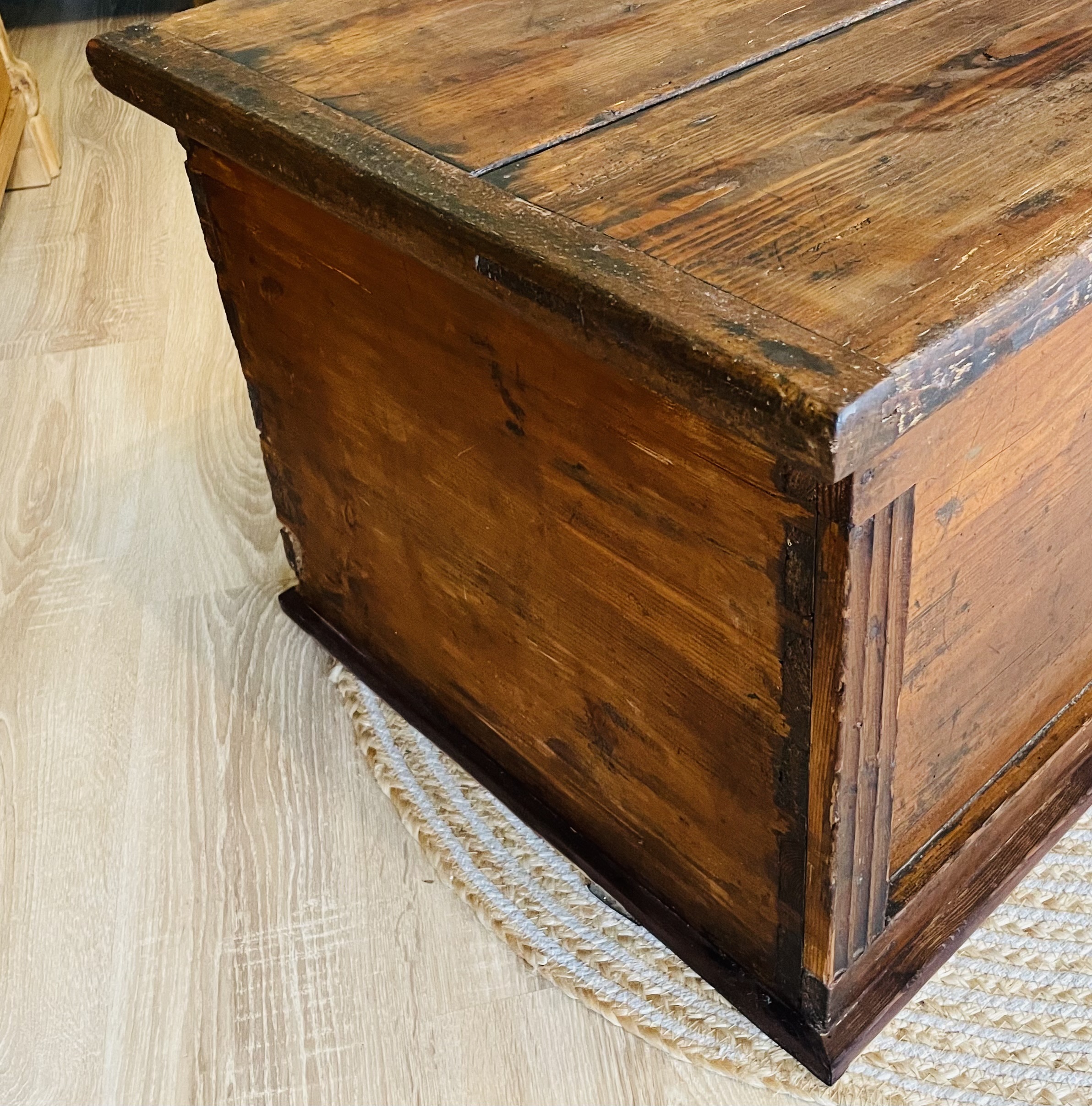 Antike Truhe aus der Gründerzeit (1880er) – Aussteuertruhe mit Eisenbeschlägen, massives Holz, stilvolle Stauraum-Lösung