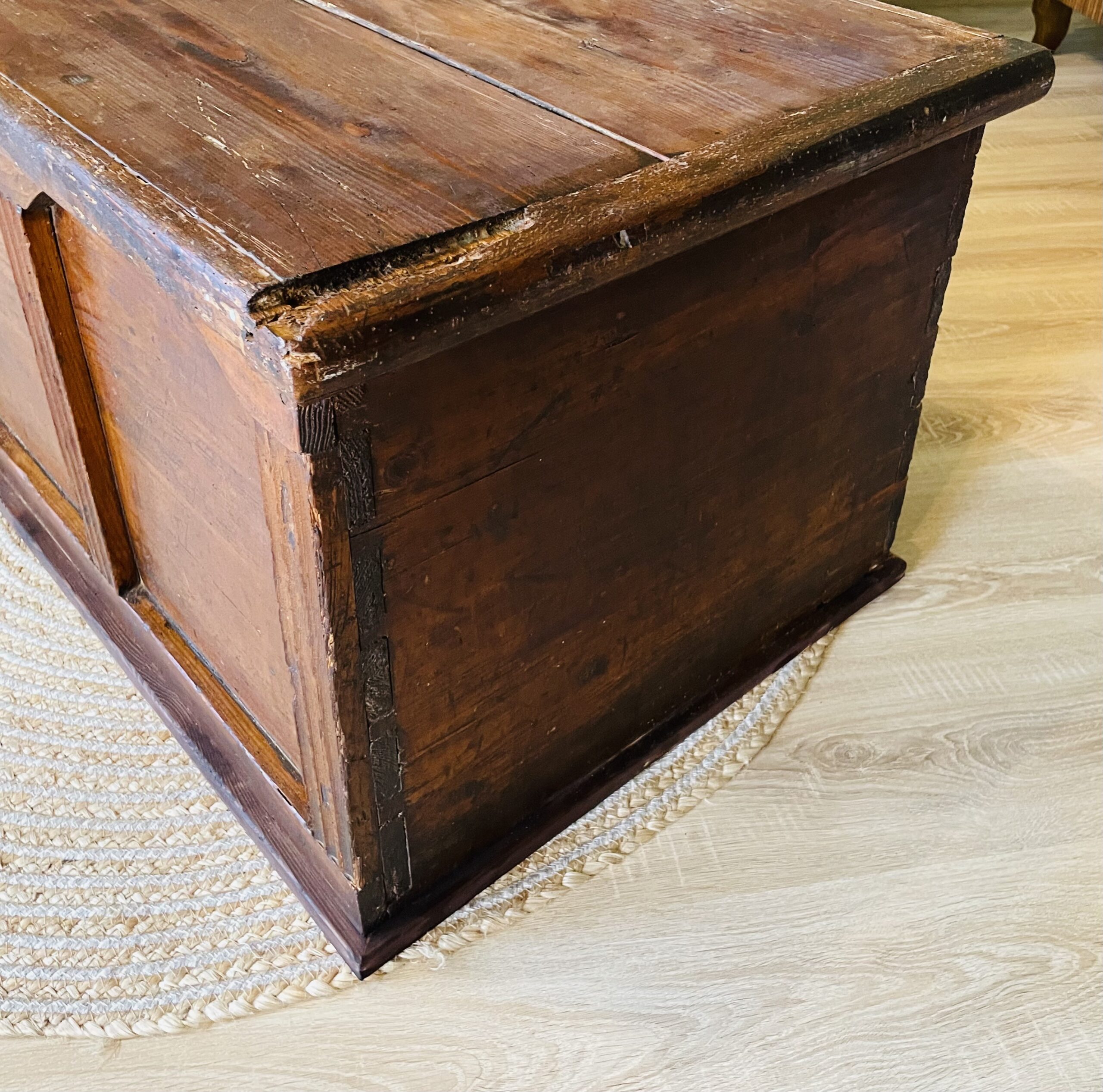 Antike Truhe aus der Gründerzeit (1880er) – Aussteuertruhe mit Eisenbeschlägen, massives Holz, stilvolle Stauraum-Lösung