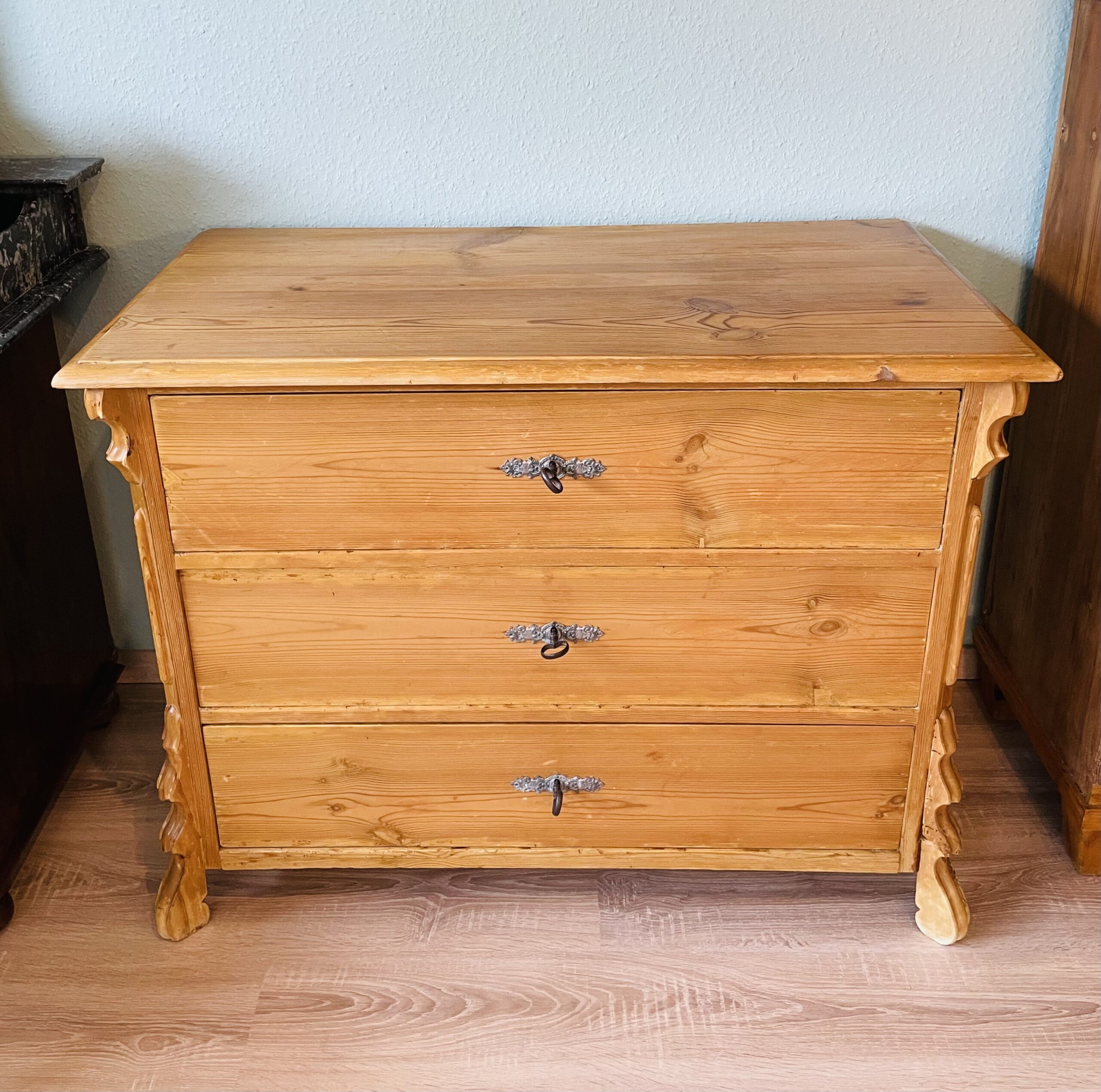 Antike Louis Philippe Kommode 1860 • Weichholz • Landhausstil • Honigton • 3 Schubladen + Schlüssel 🗝️