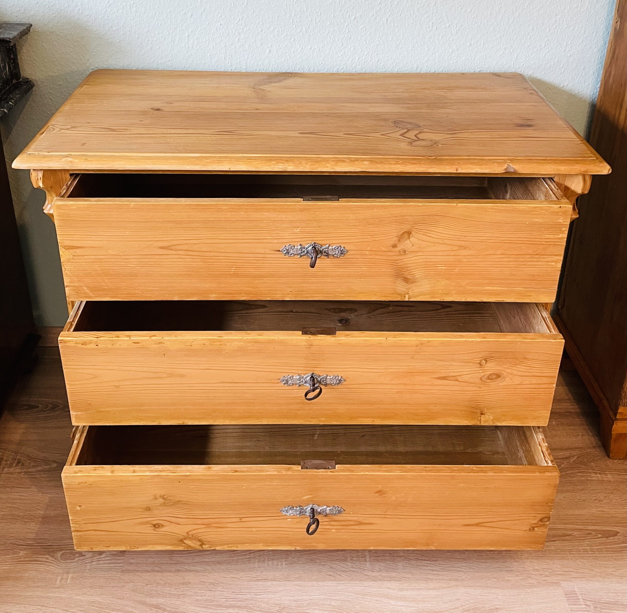 Antike Louis Philippe Kommode 1860 • Weichholz • Landhausstil • Honigton • 3 Schubladen + Schlüssel 🗝️