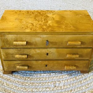 Modell-Kommode Antik Art Deco 1920er – Birkenfurnier, Schlüssel, Sammlerstück, Augenweide