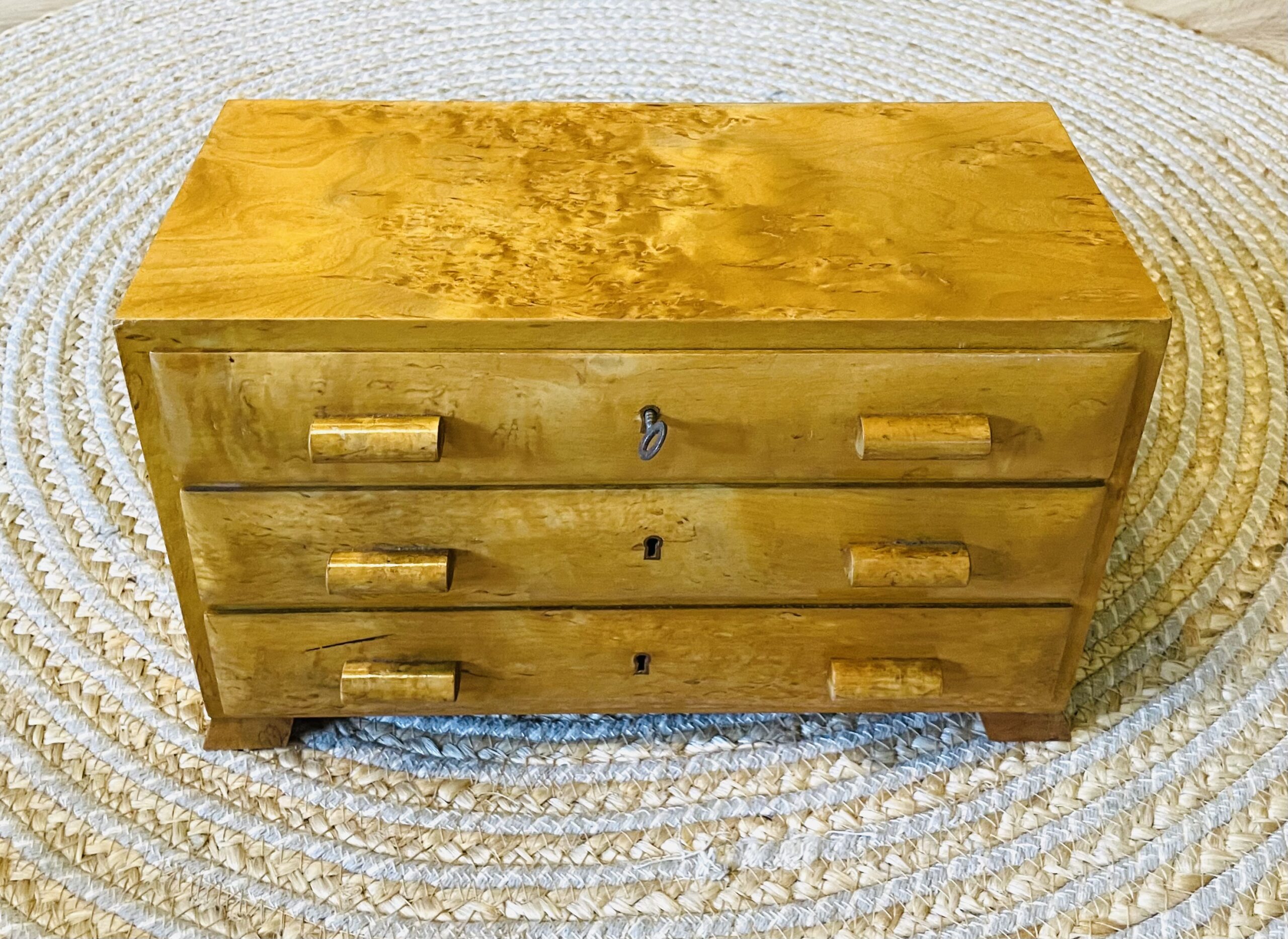 Modell-Kommode Antik Art Deco 1920er – Birkenfurnier, Schlüssel, Sammlerstück, Augenweide