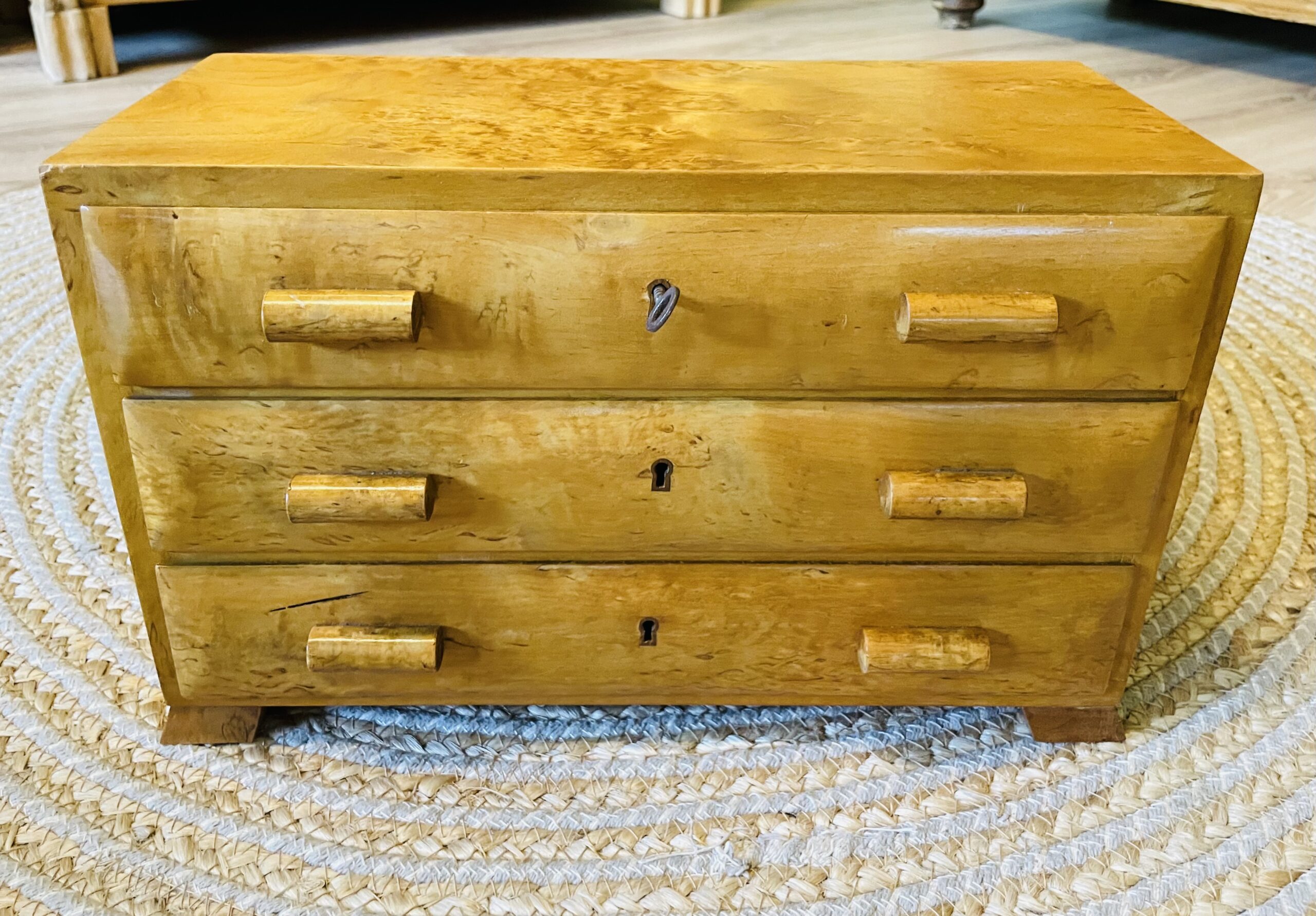 Modell-Kommode Antik Art Deco 1920er – Birkenfurnier, Schlüssel, Sammlerstück, Augenweide