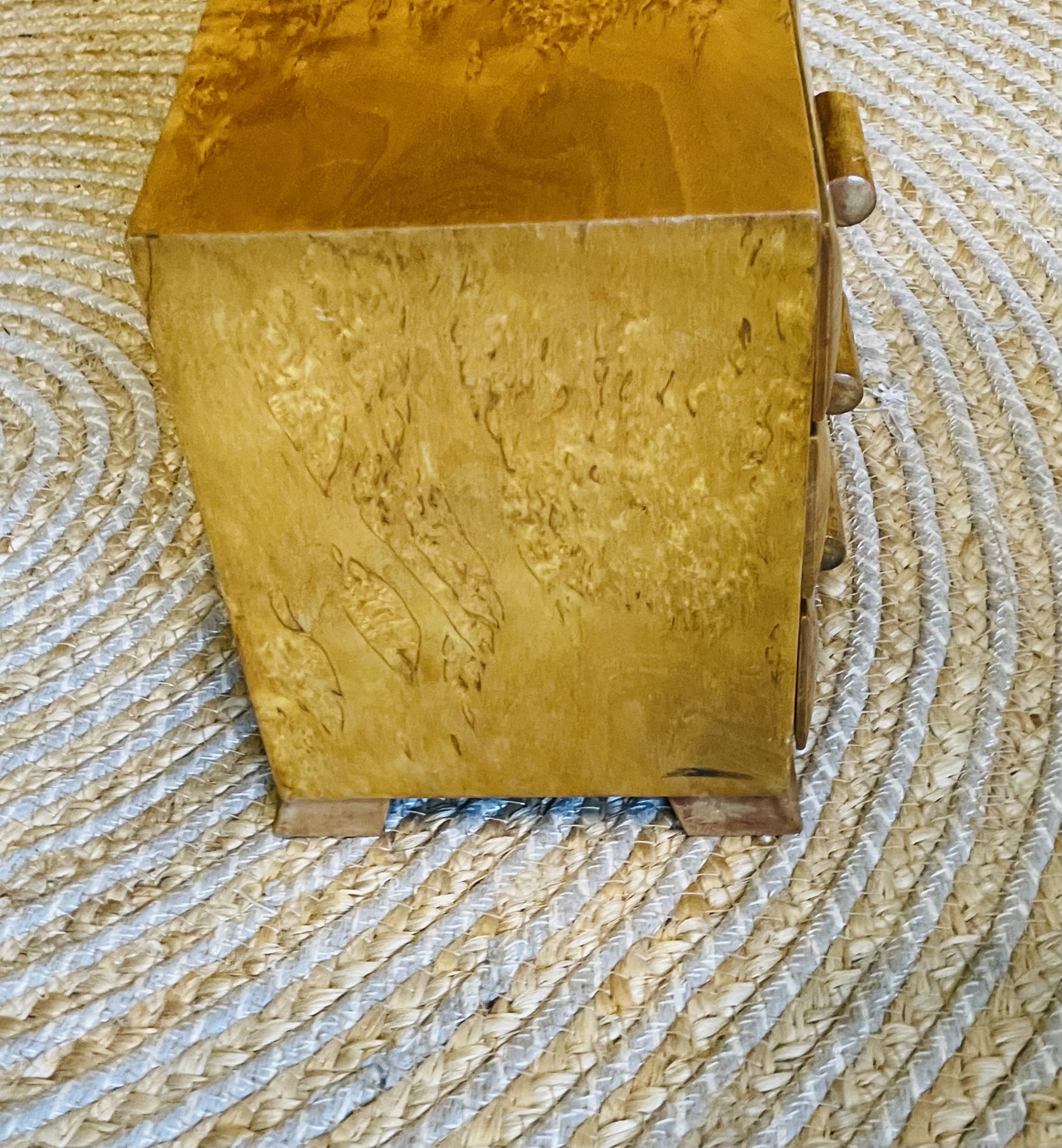 Modell-Kommode Antik Art Deco 1920er – Birkenfurnier, Schlüssel, Sammlerstück, Augenweide