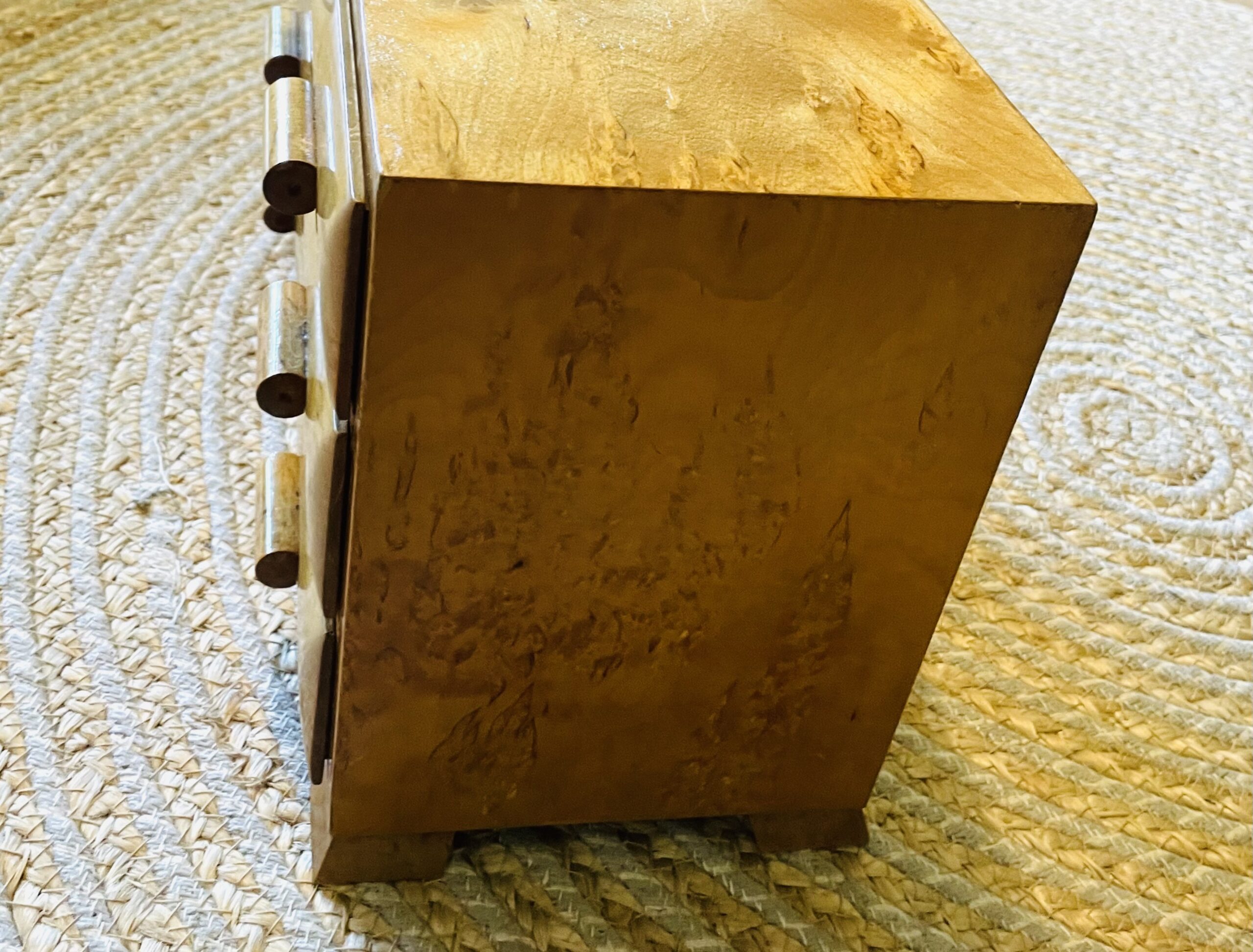 Modell-Kommode Antik Art Deco 1920er – Birkenfurnier, Schlüssel, Sammlerstück, Augenweide