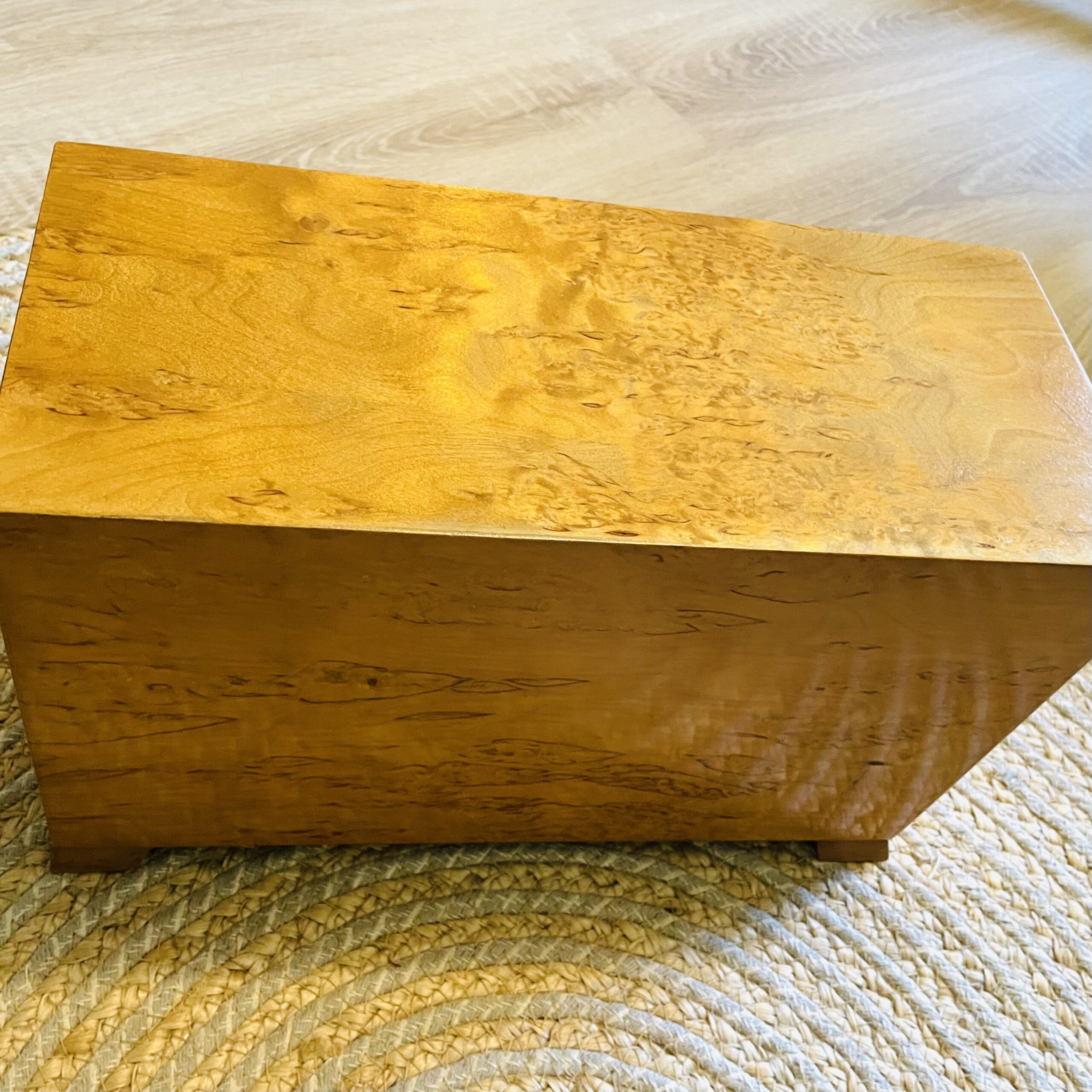 Modell-Kommode Antik Art Deco 1920er – Birkenfurnier, Schlüssel, Sammlerstück, Augenweide