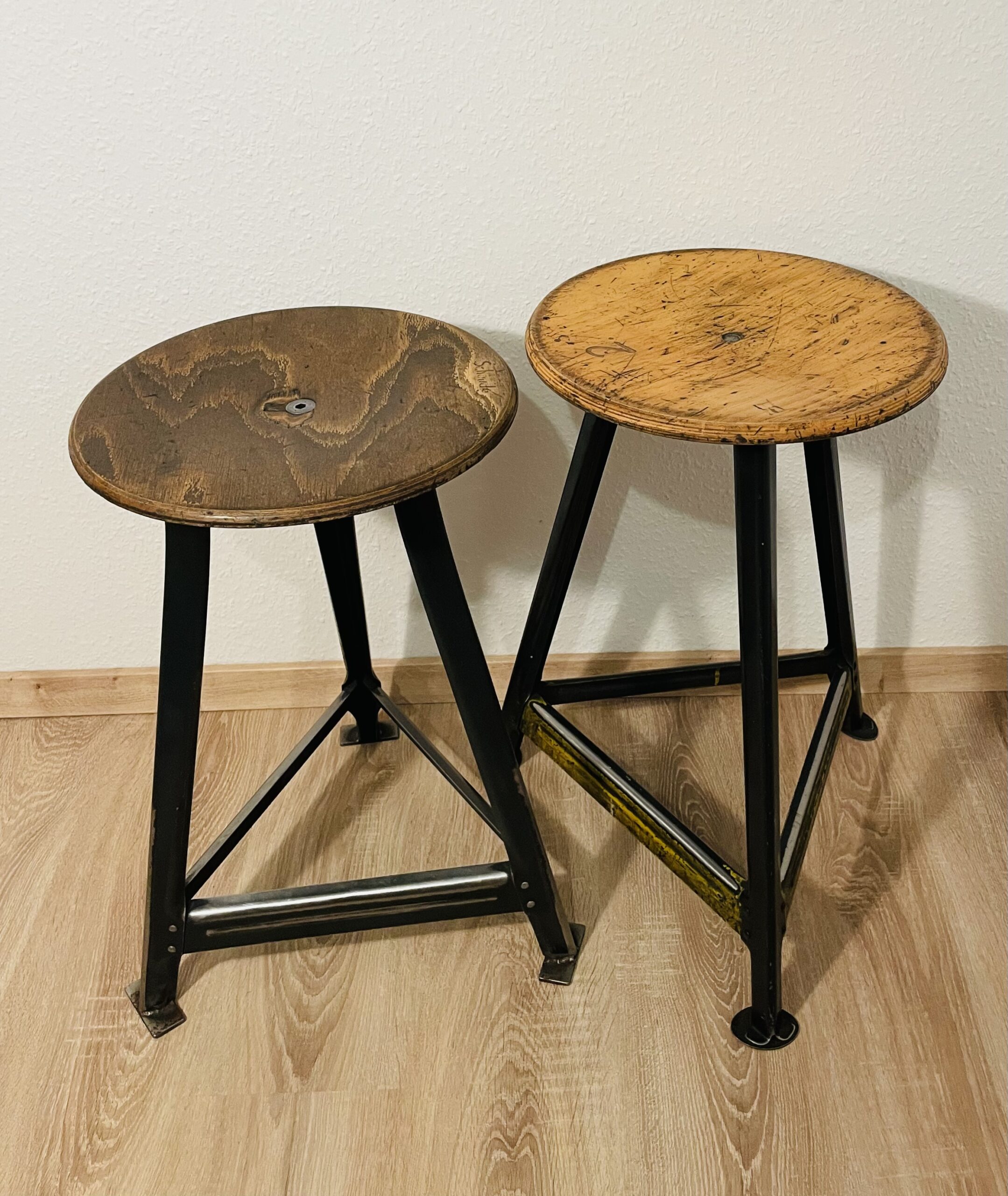 Vintage-Werkstatthocker 2 St. im Industrie-Charme – Stahl & Holz mit echter Patina, 50er/60er Jahre