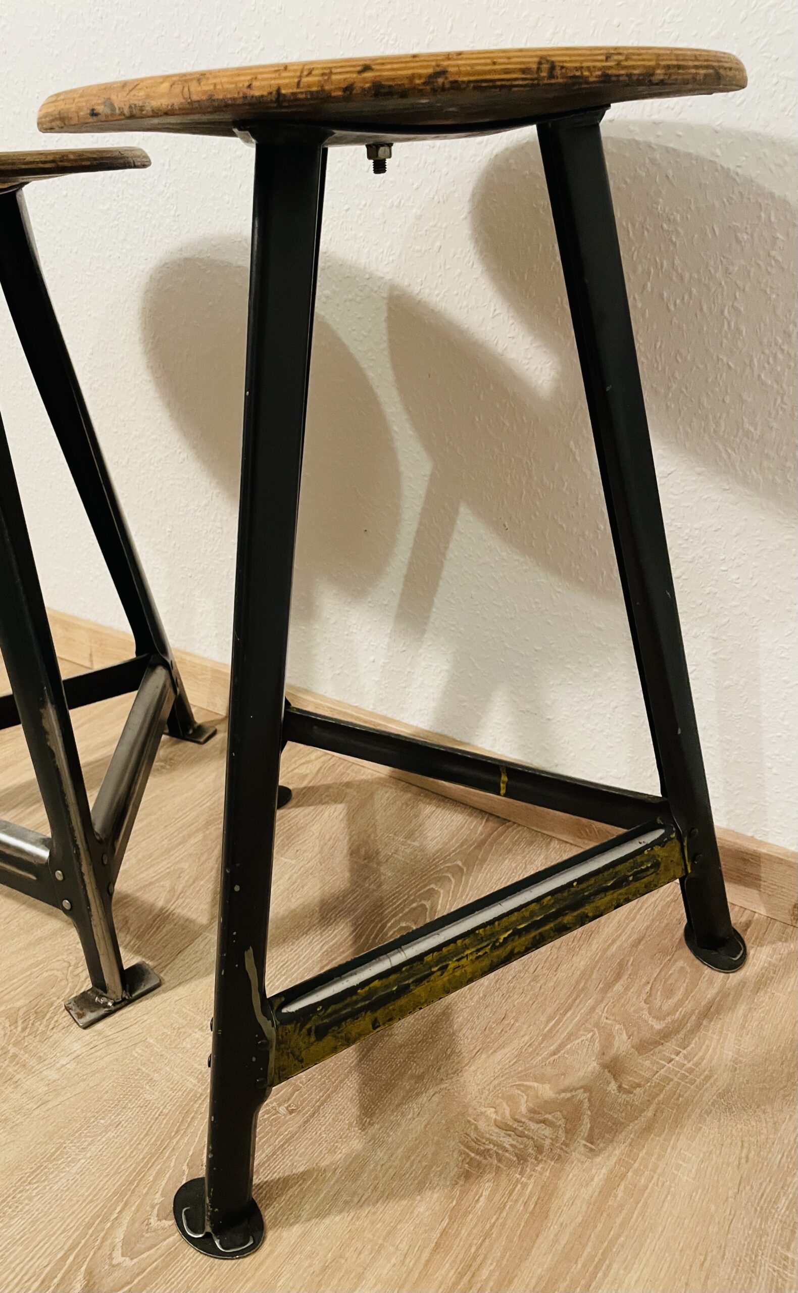 Vintage-Werkstatthocker 2 St. im Industrie-Charme – Stahl & Holz mit echter Patina, 50er/60er Jahre