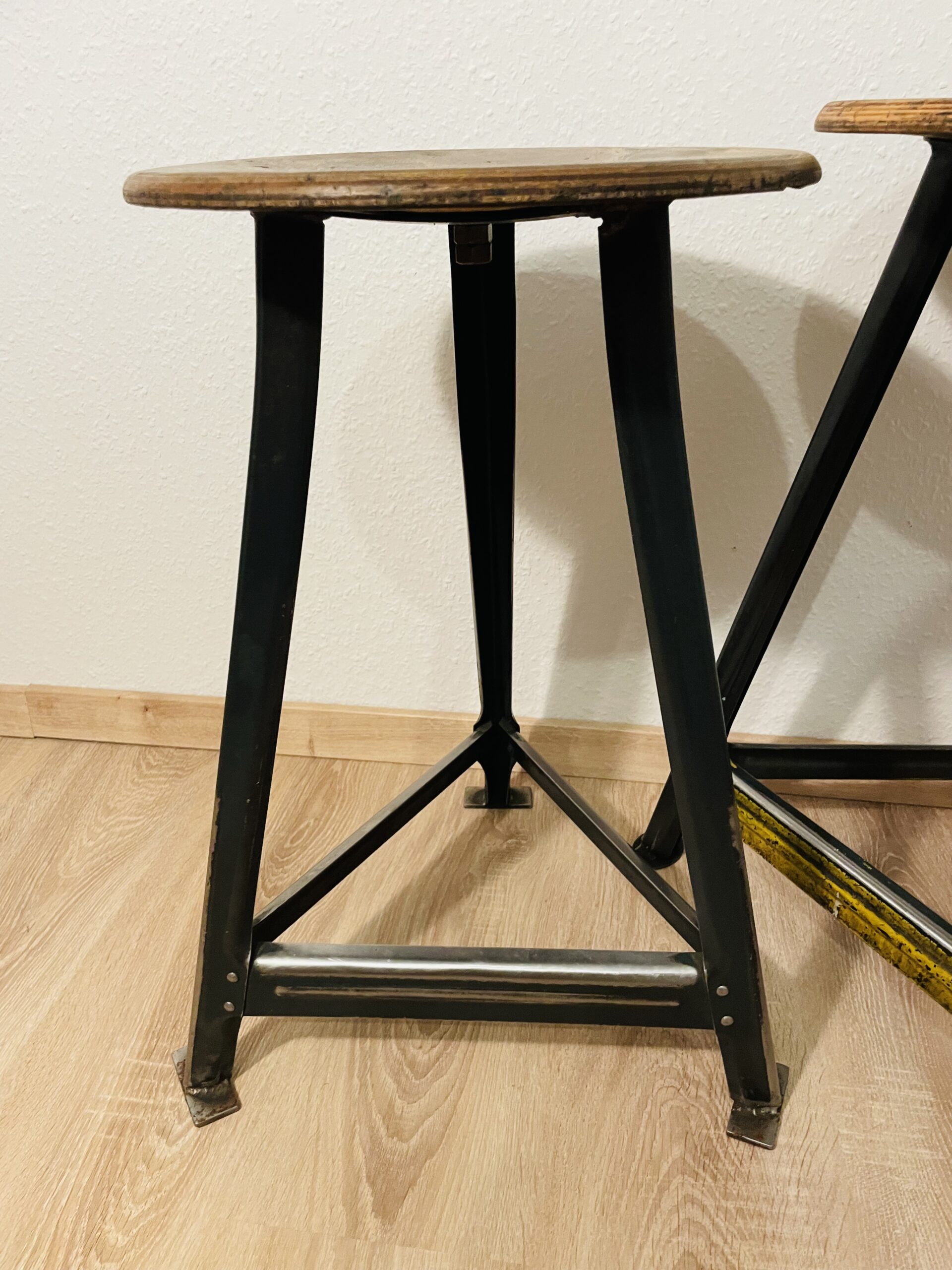 Vintage-Werkstatthocker 2 St. im Industrie-Charme – Stahl & Holz mit echter Patina, 50er/60er Jahre