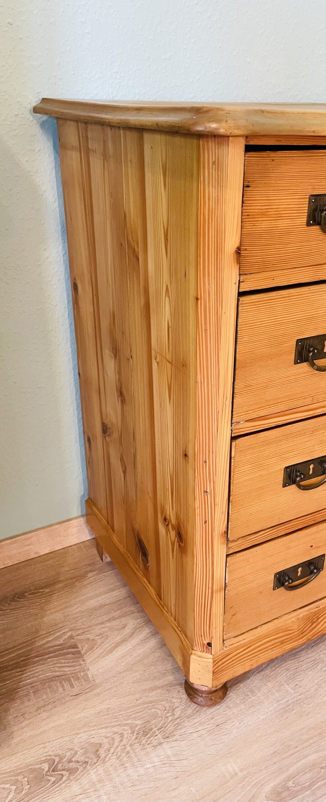Antike Weichholz-Kommode, 1890er Jahren – Gründerzeit-Landhausstil, vier Schubladen