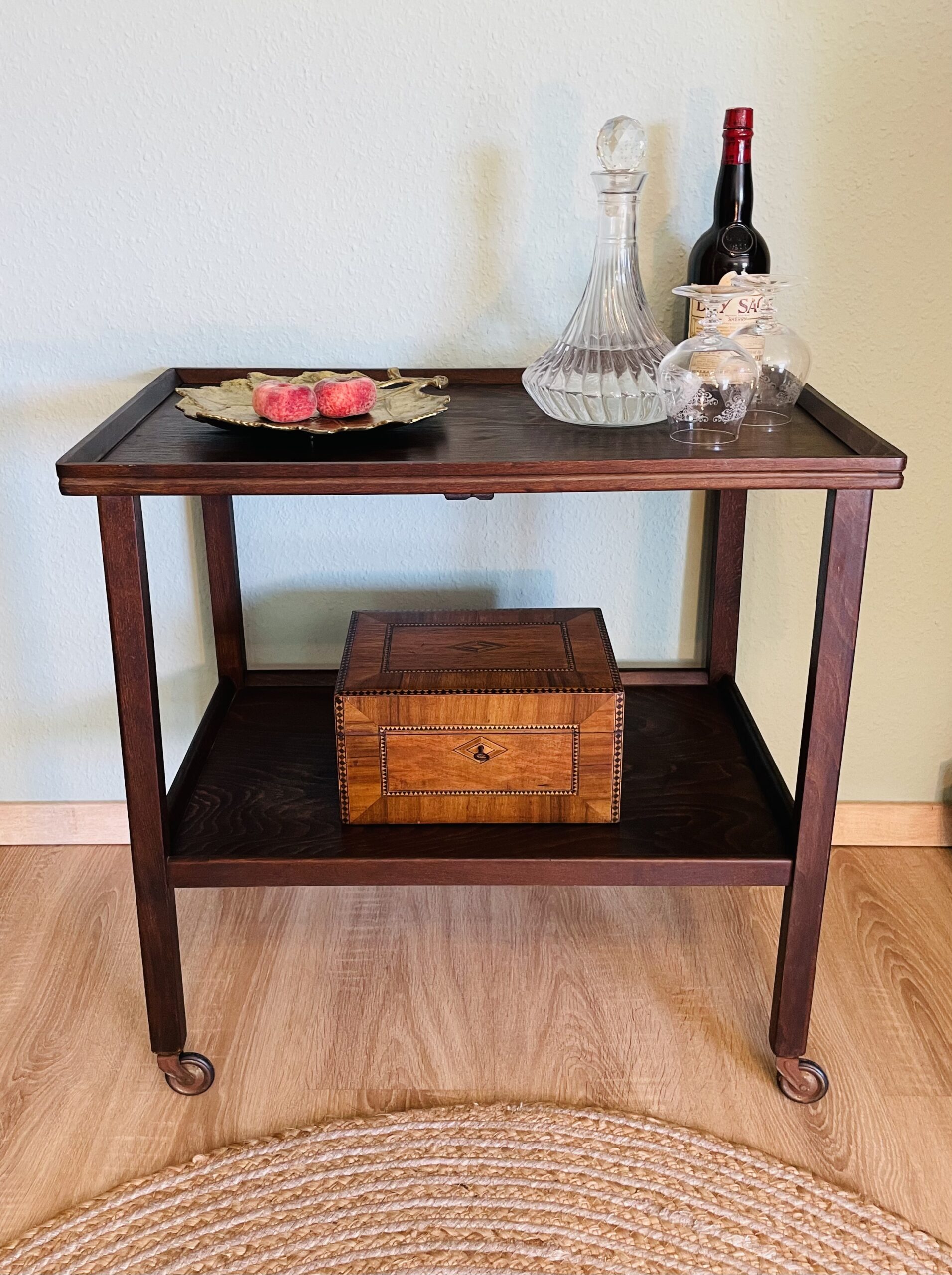 Teewagen – Servierwagen – Bartisch aus Nussbaum, antik, Vintage, Mid Century, skandinavisches Design