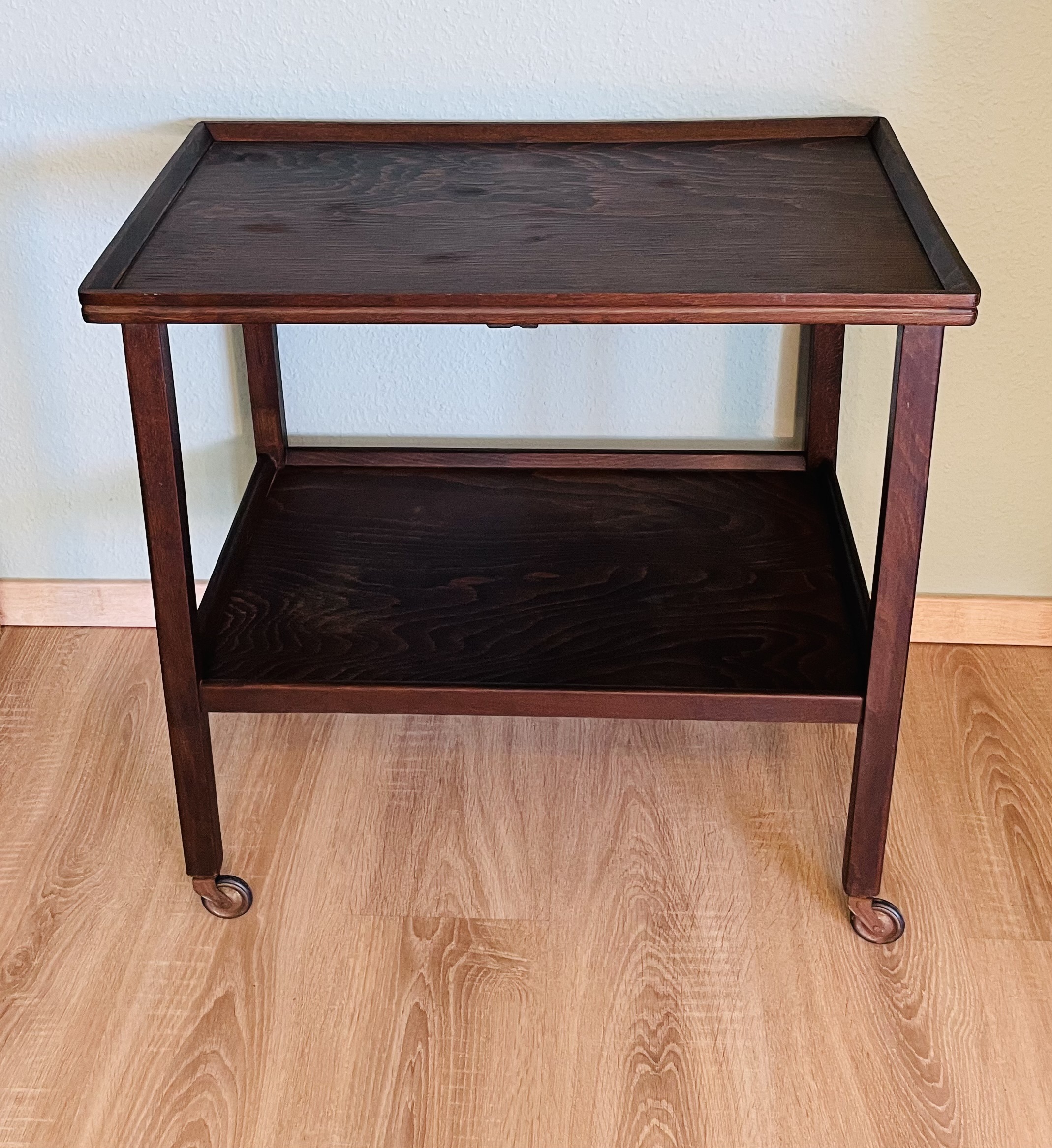 Teewagen – Servierwagen – Bartisch aus Nussbaum, antik, Vintage, Mid Century, skandinavisches Design