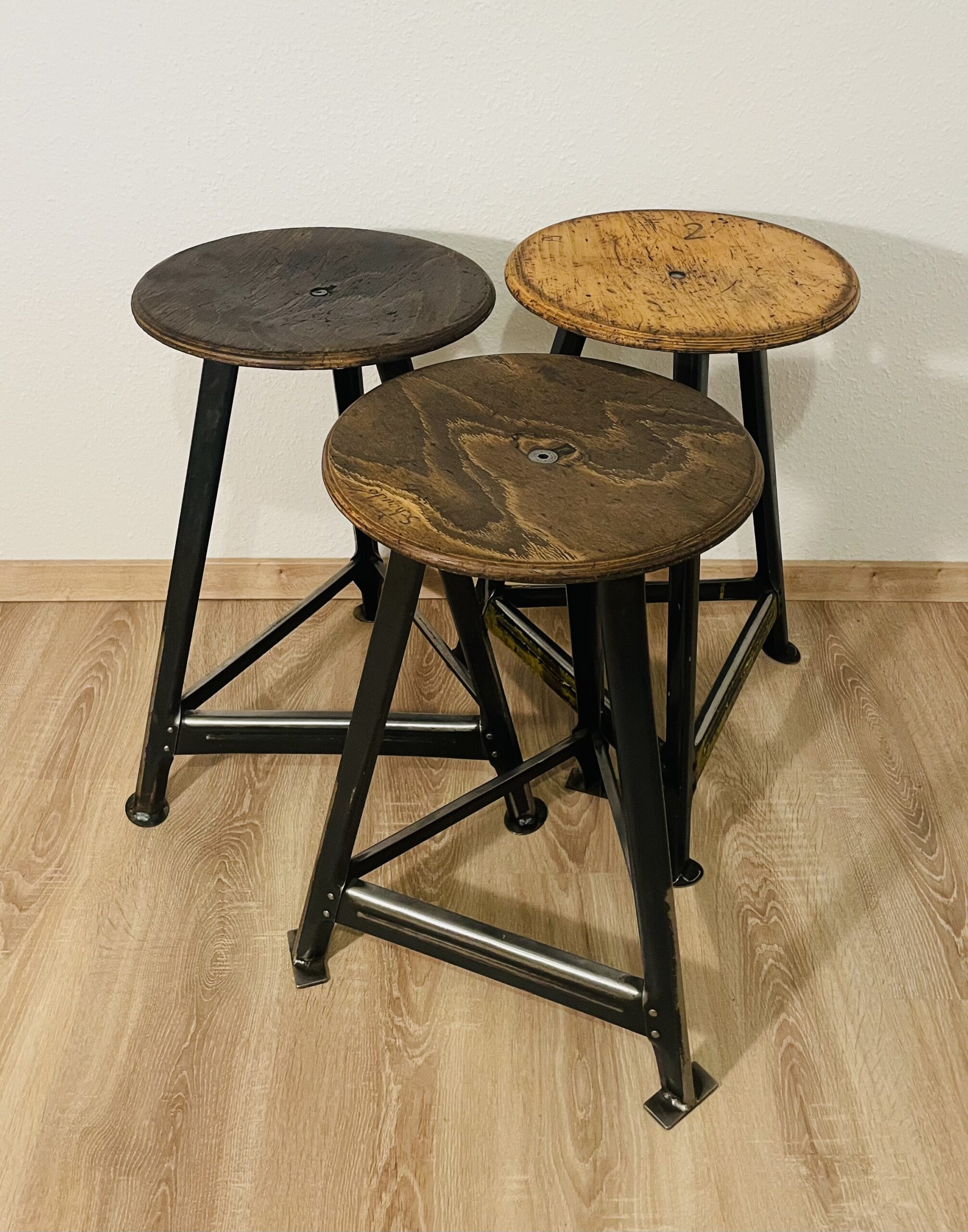 Vintage-Werkstatthocker 3St. im Industrie-Charme – Stahl & Holz mit echter Patina, 50er/60er Jahre