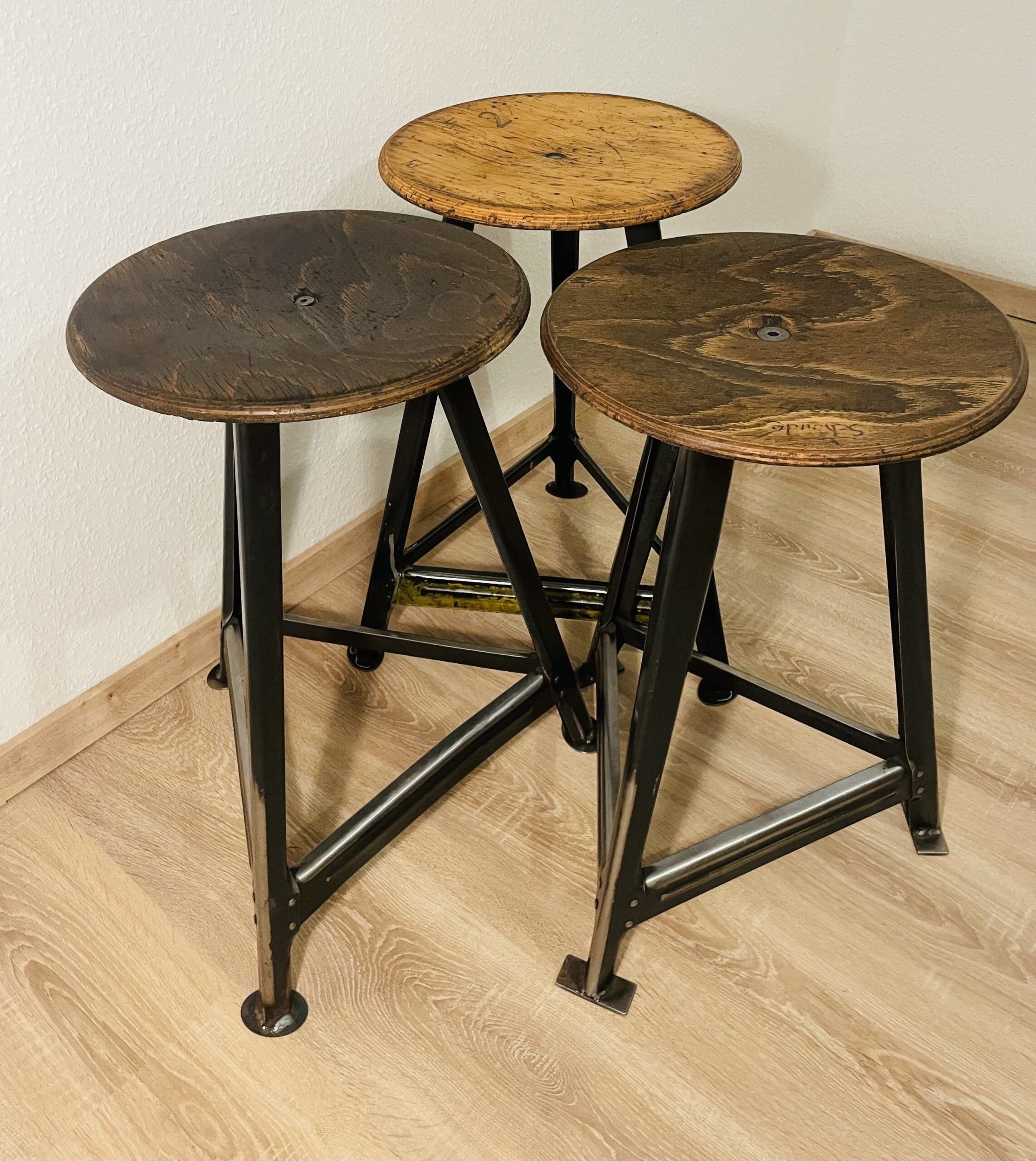 Vintage-Werkstatthocker 3St. im Industrie-Charme – Stahl & Holz mit echter Patina, 50er/60er Jahre