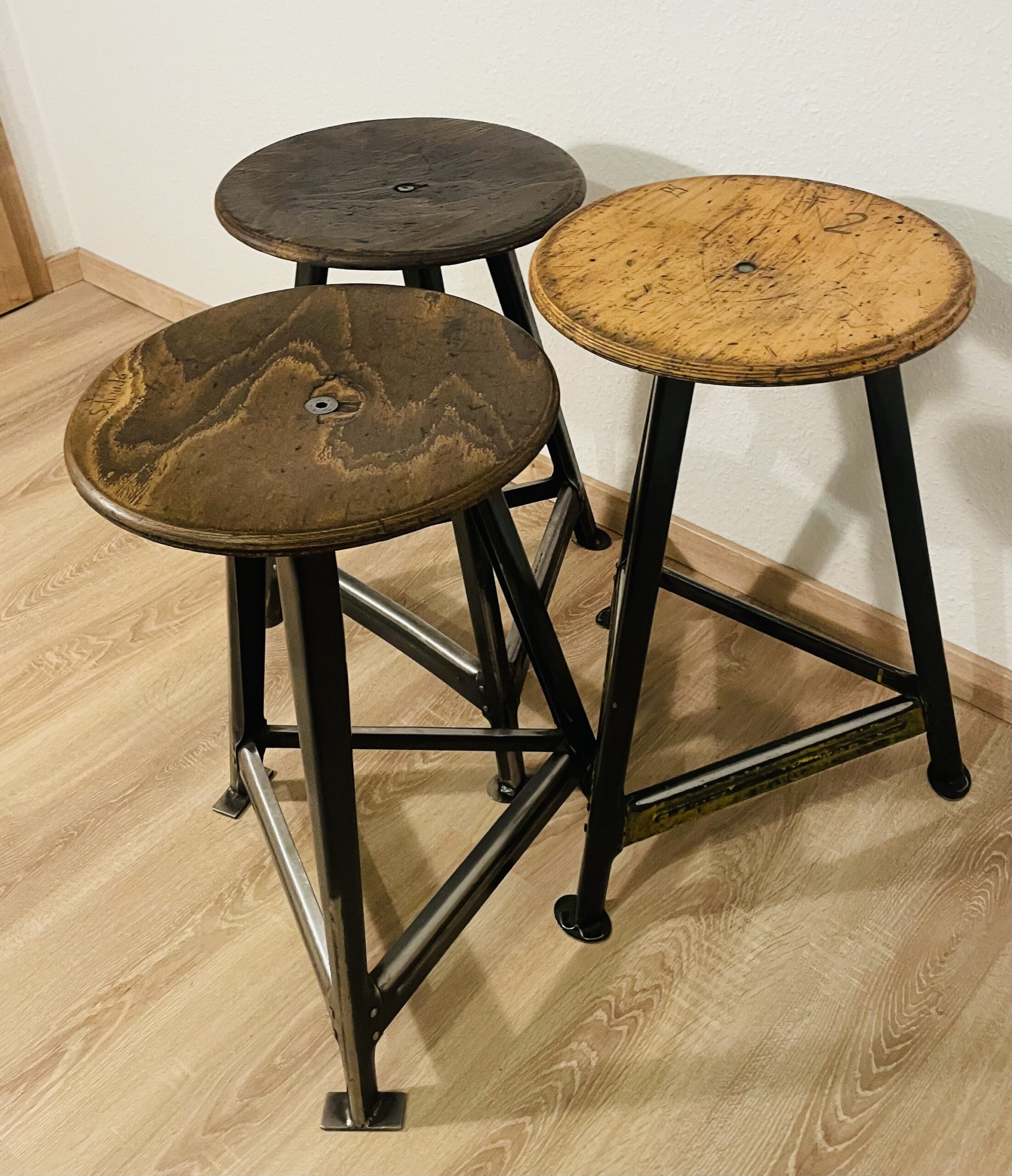 Vintage-Werkstatthocker 3St. im Industrie-Charme – Stahl & Holz mit echter Patina, 50er/60er Jahre