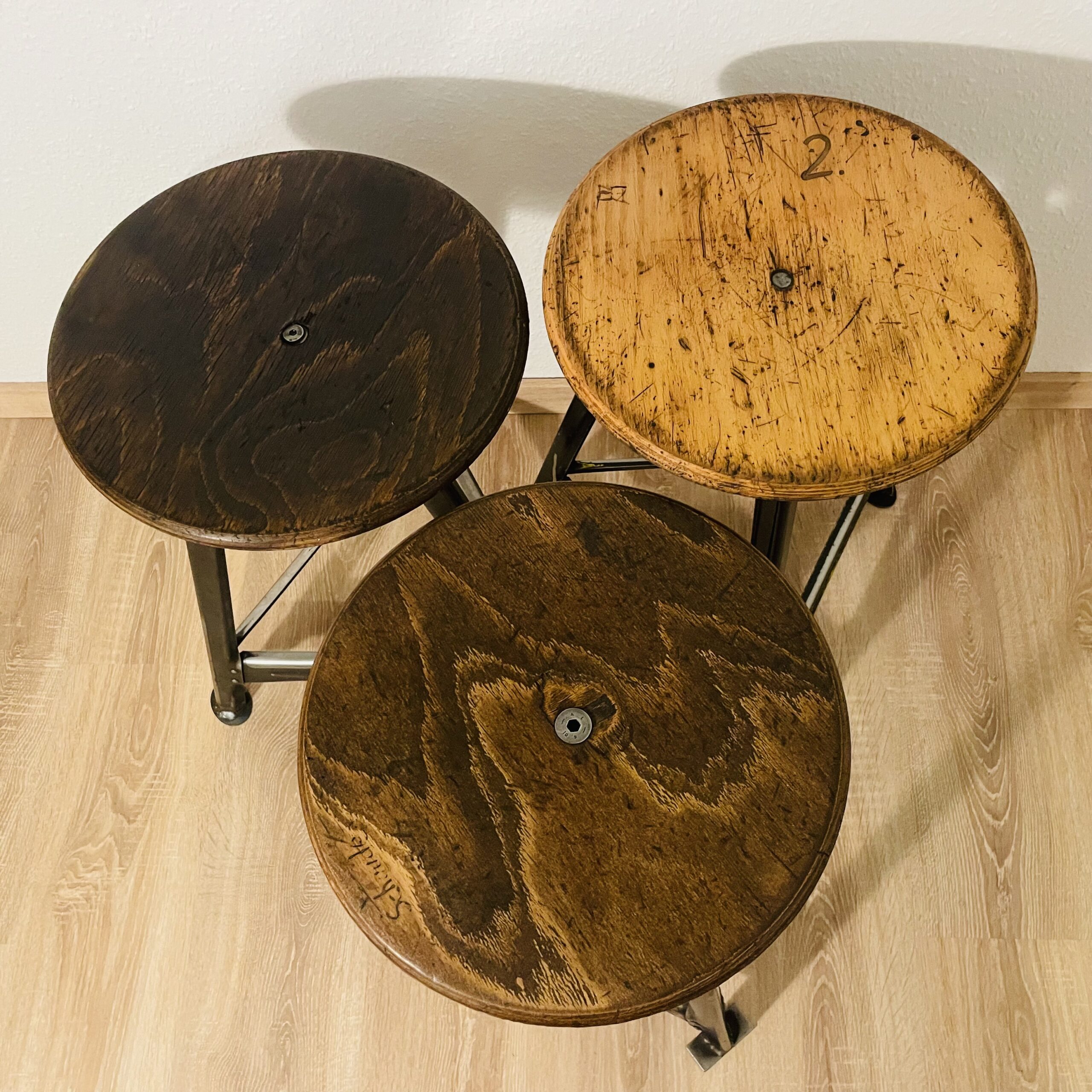 Vintage-Werkstatthocker 3St. im Industrie-Charme – Stahl & Holz mit echter Patina, 50er/60er Jahre
