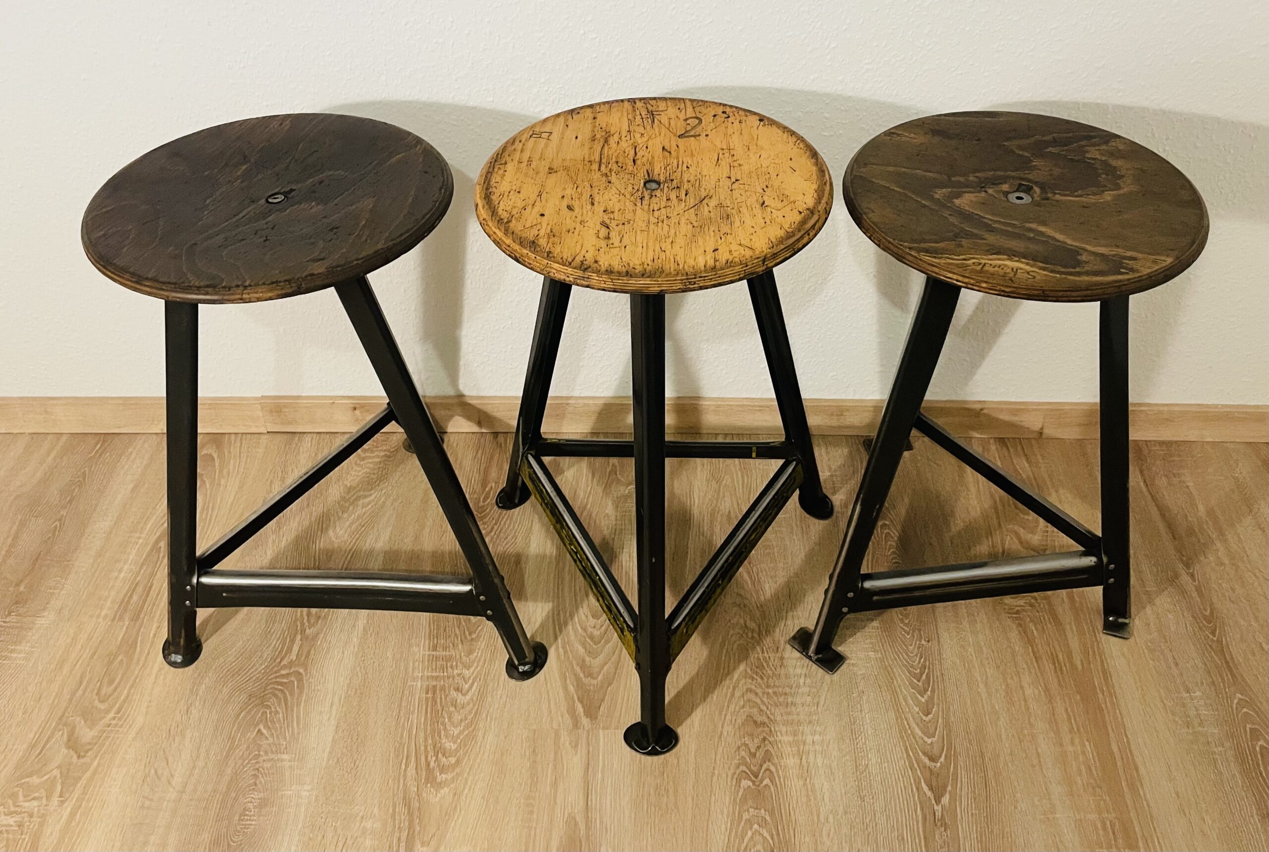 Vintage-Werkstatthocker 3St. im Industrie-Charme – Stahl & Holz mit echter Patina, 50er/60er Jahre