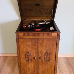 Elegantes Brunswick Grammophon 1920er – tadelloser Zustand, inkl. Schelllackplatten-Sammlung & Zubehör