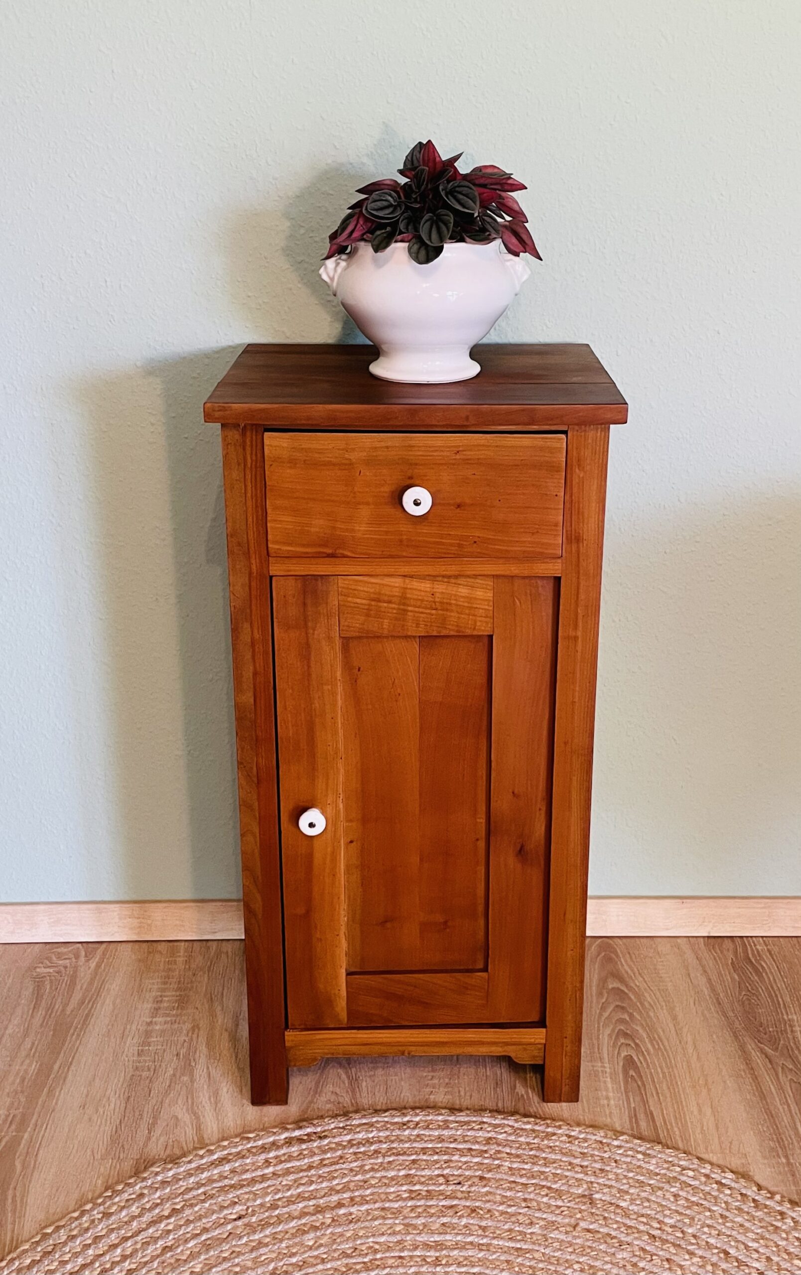 Antiker Nachttisch/Beistelltisch – Biedermeier, 1860er, Kirschbaum, massiv, stilvoll