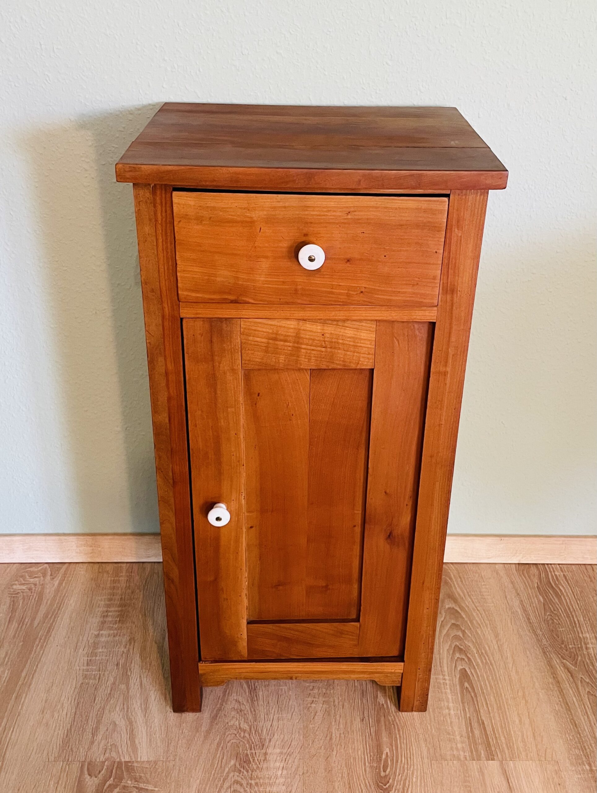 Antiker Nachttisch/Beistelltisch – Biedermeier, 1860er, Kirschbaum, massiv, stilvoll