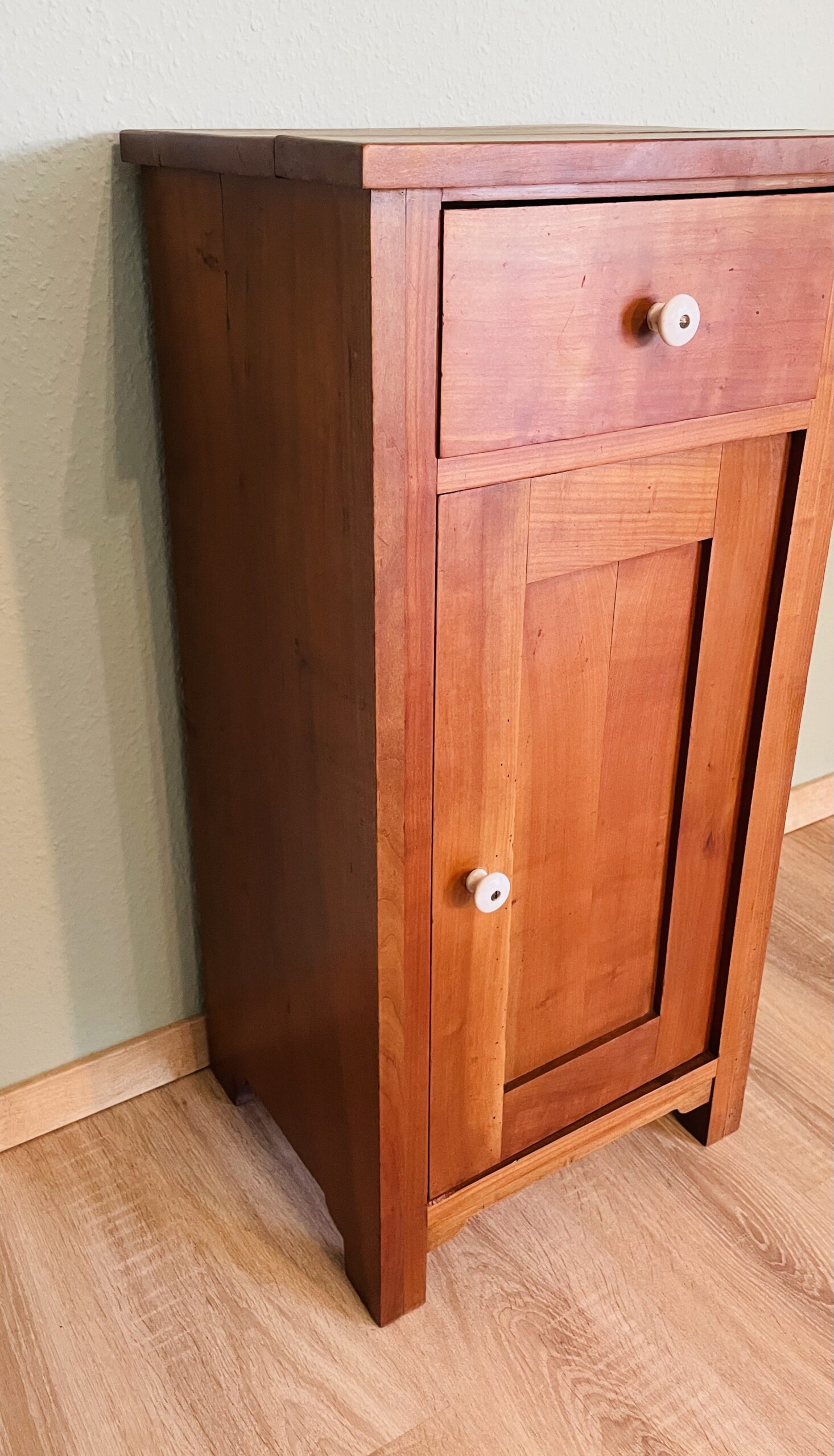 Antiker Nachttisch/Beistelltisch – Biedermeier, 1860er, Kirschbaum, massiv, stilvoll