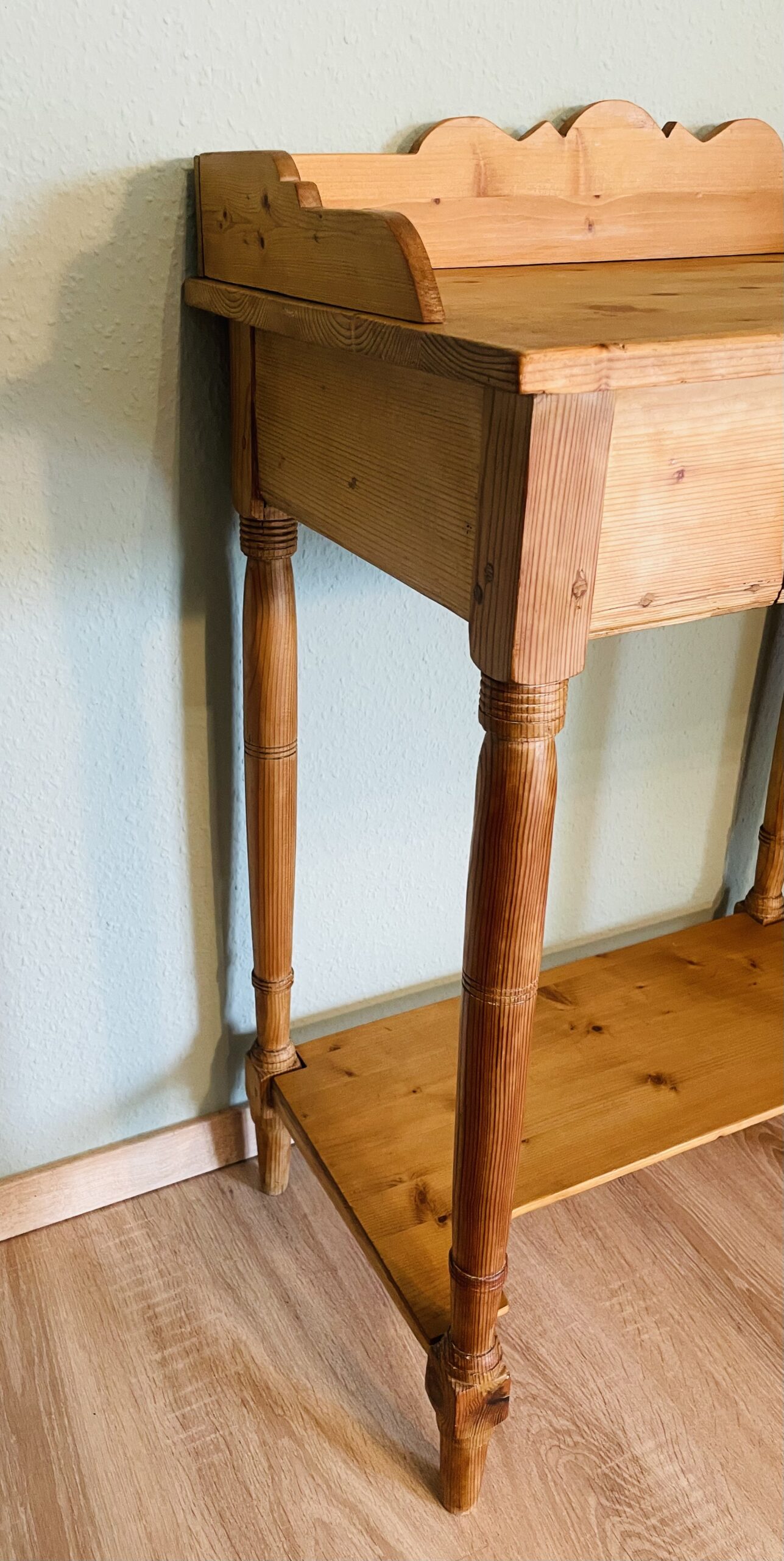 Antiker Konsolentisch aus Gründerzeit (1880er) – Weichholz, Landhaus Charme, Schublade, Aufsatz