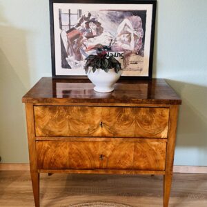 Antike Biedermeier-Kommode 1820er – Wahlnussbaum, gewachst, konische Beine, Schmuckstück