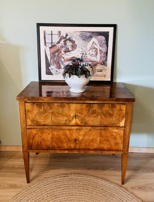 Antike Biedermeier-Kommode 1820er – Wahlnussbaum, gewachst, konische Beine, Schmuckstück