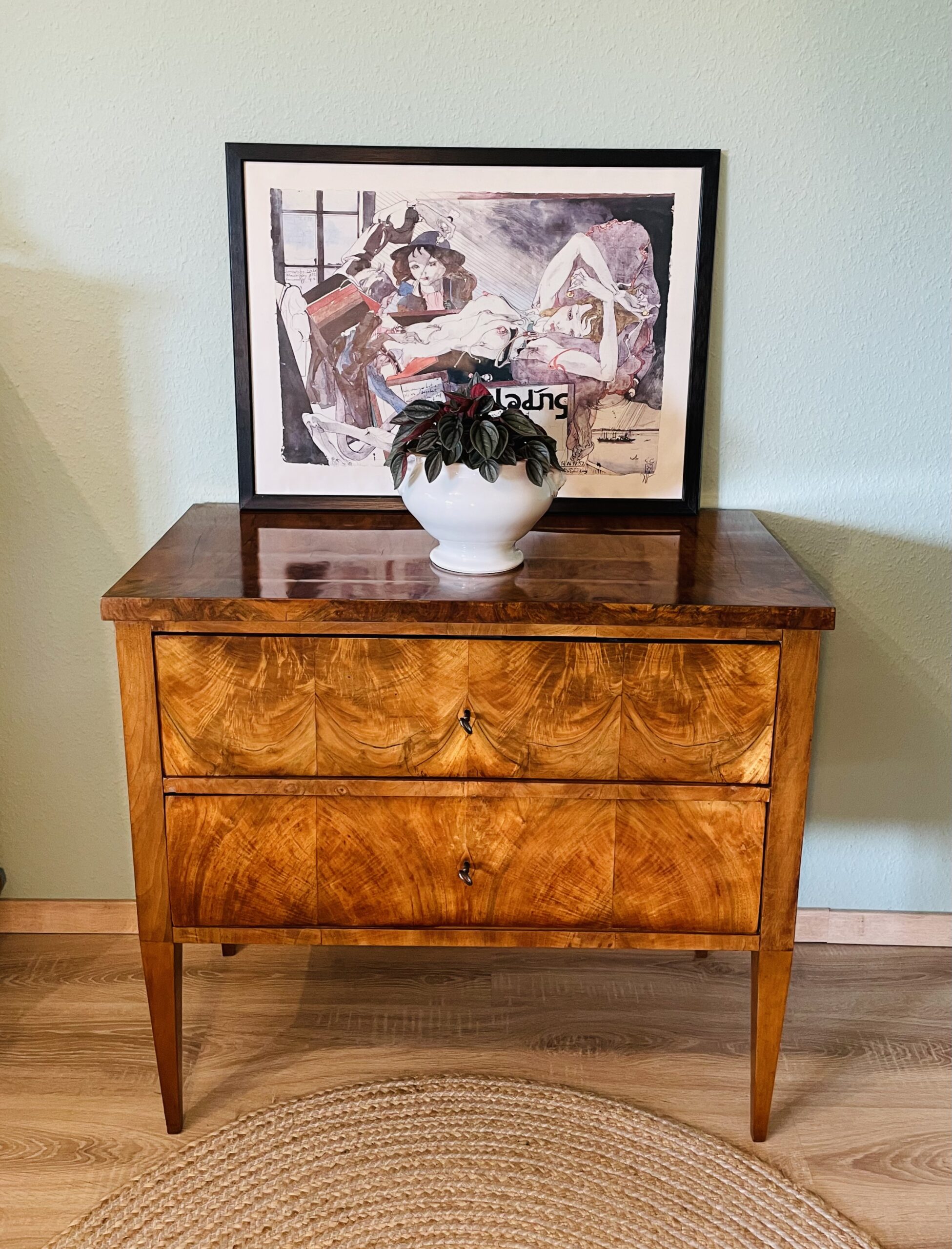 Antike Biedermeier-Kommode 1820er – Wahlnussbaum, gewachst, konische Beine, Schmuckstück
