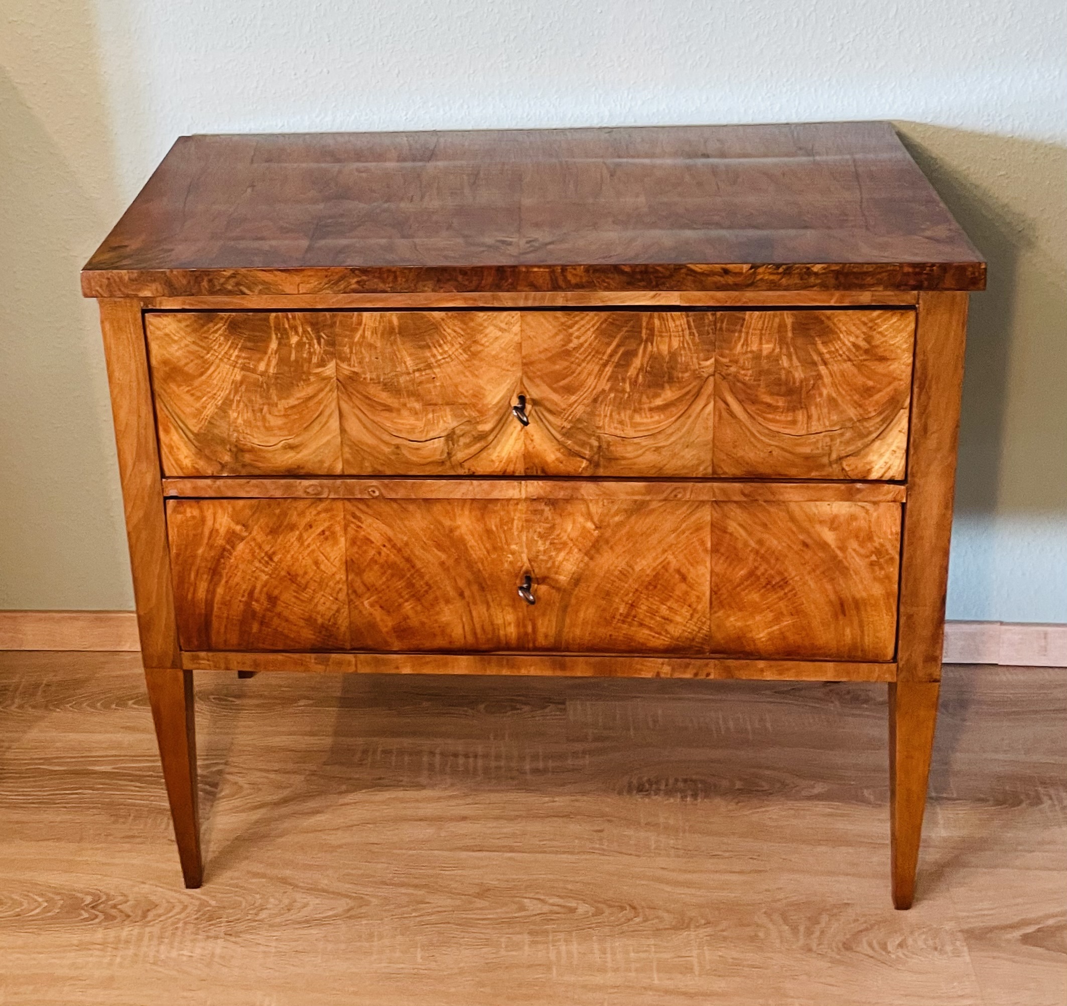 Antike Biedermeier-Kommode 1820er – Wahlnussbaum, gewachst, konische Beine, Schmuckstück