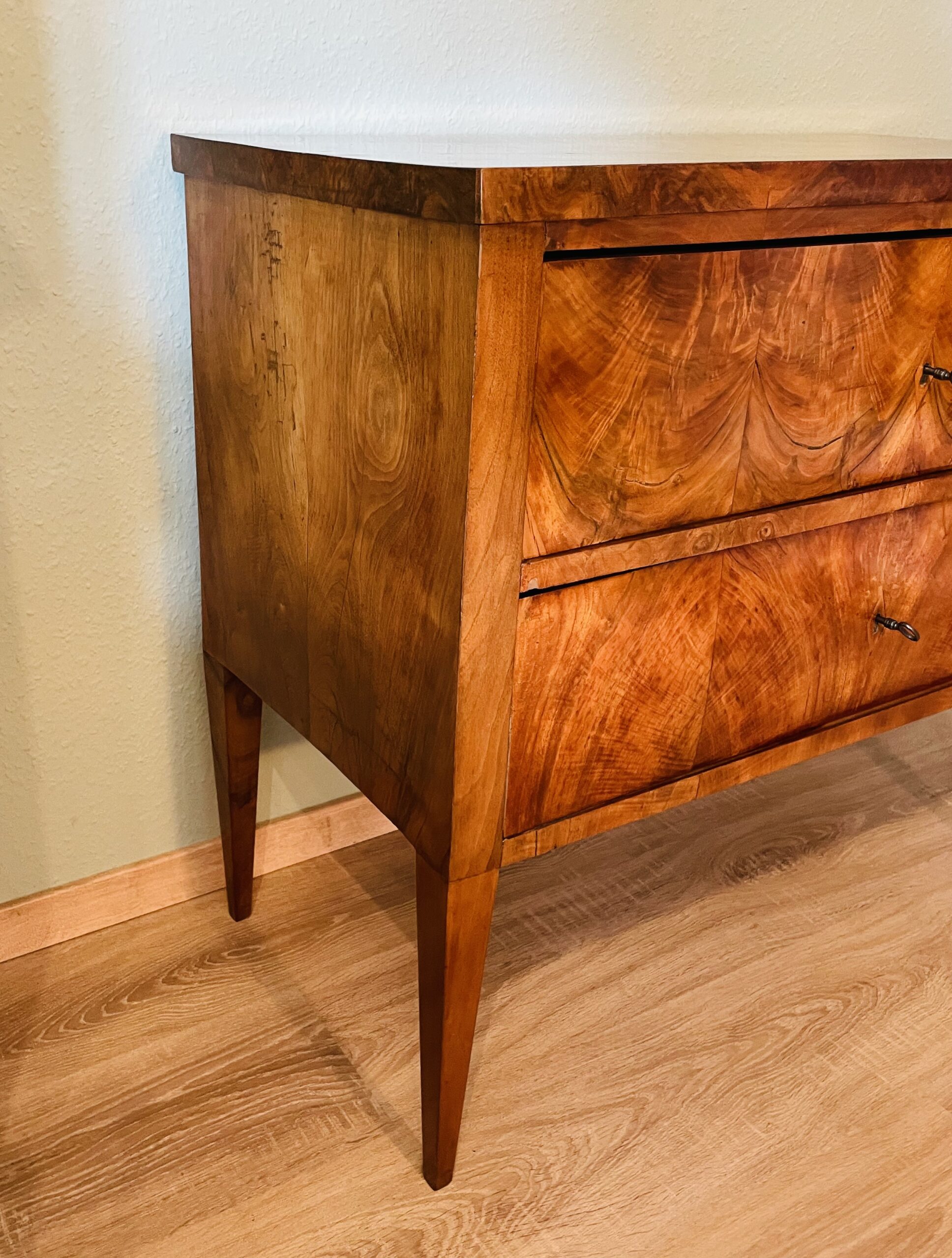 Antike Biedermeier-Kommode 1820er – Wahlnussbaum, gewachst, konische Beine, Schmuckstück