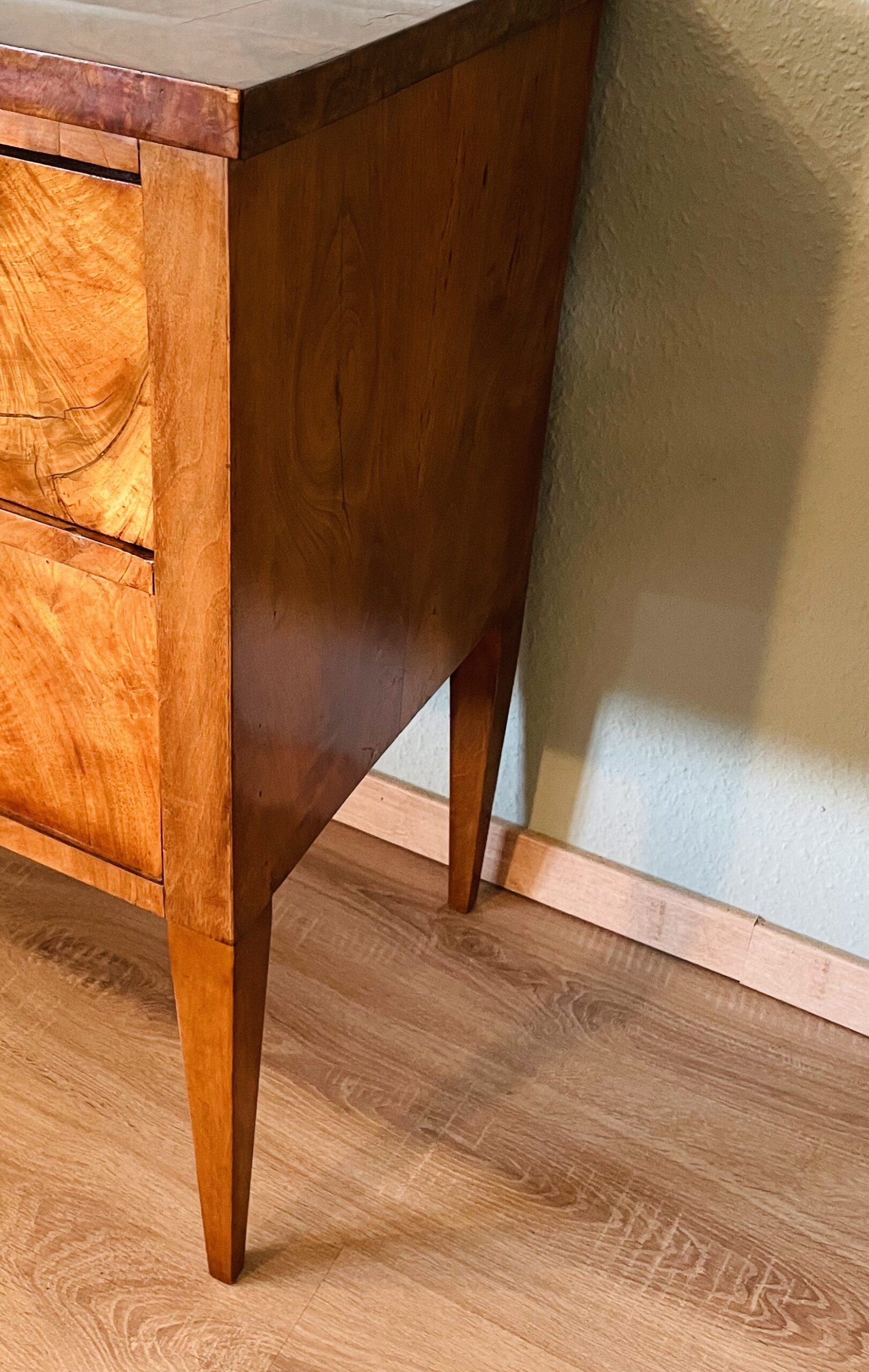 Antike Biedermeier-Kommode 1820er – Wahlnussbaum, gewachst, konische Beine, Schmuckstück