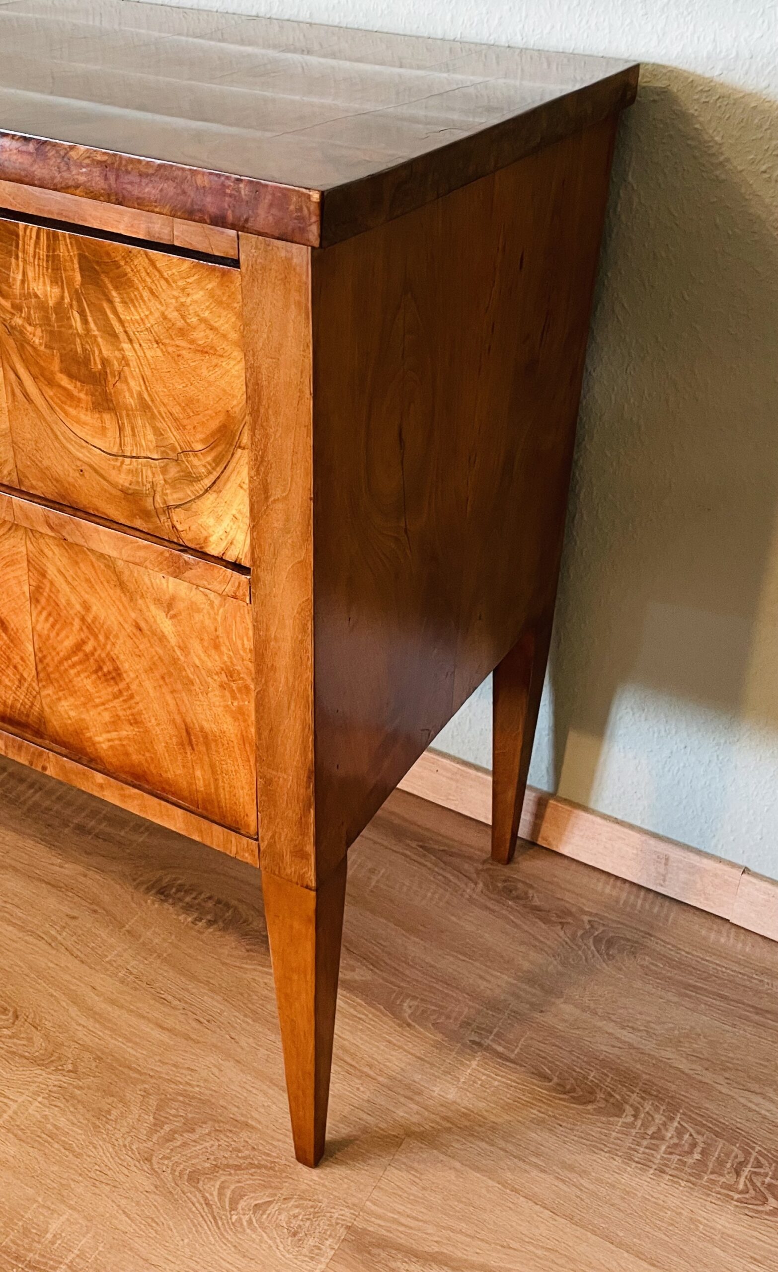 Antike Biedermeier-Kommode 1820er – Wahlnussbaum, gewachst, konische Beine, Schmuckstück