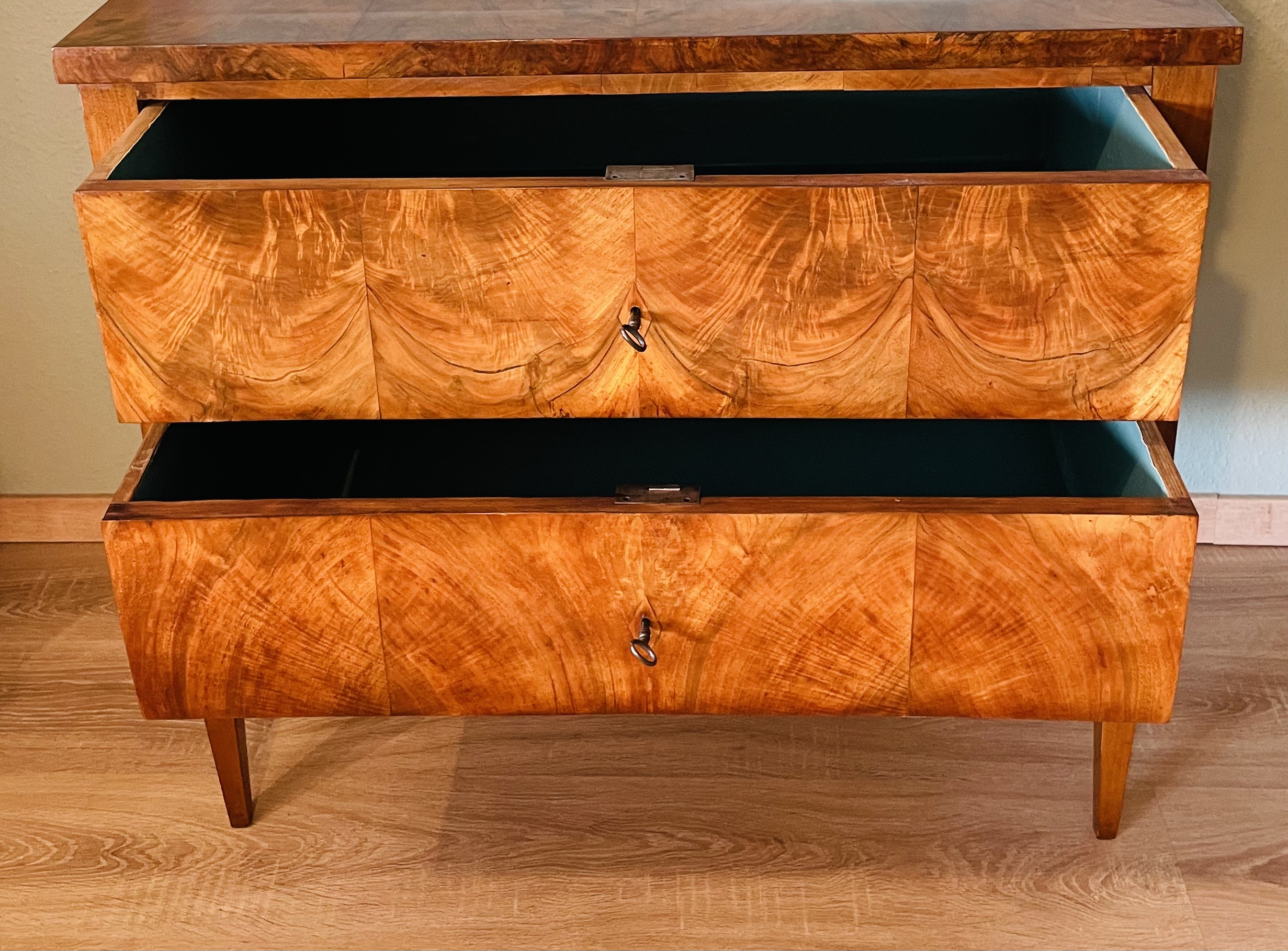 Antike Biedermeier-Kommode 1820er – Wahlnussbaum, gewachst, konische Beine, Schmuckstück
