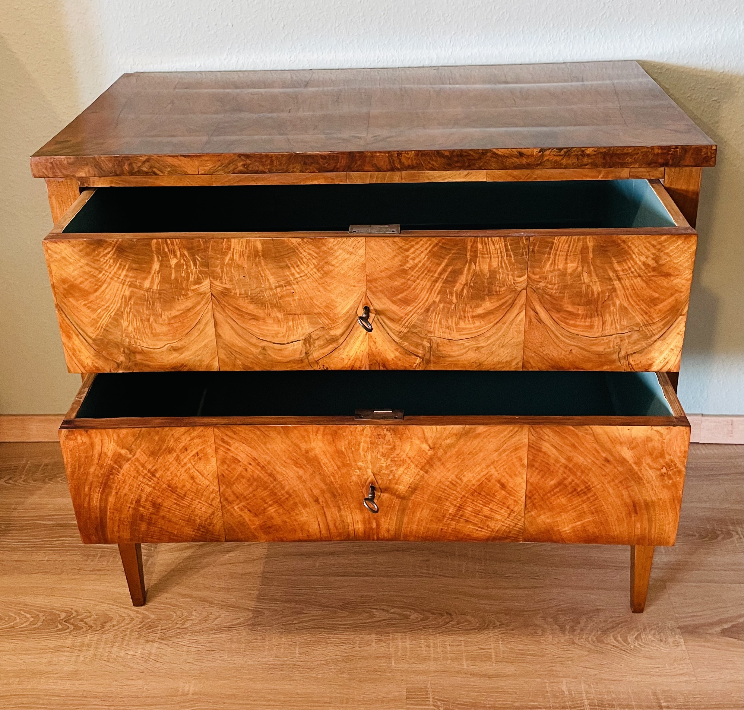 Antike Biedermeier-Kommode 1820er – Wahlnussbaum, gewachst, konische Beine, Schmuckstück
