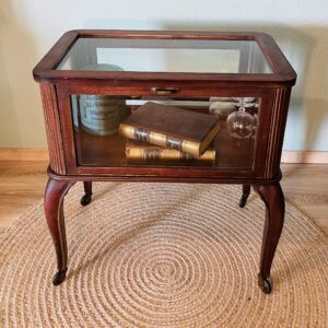Antiker Tee-Servierwagen Art Deco (1920er) aus Nussbaum – Vitrine, elegante Augenweide