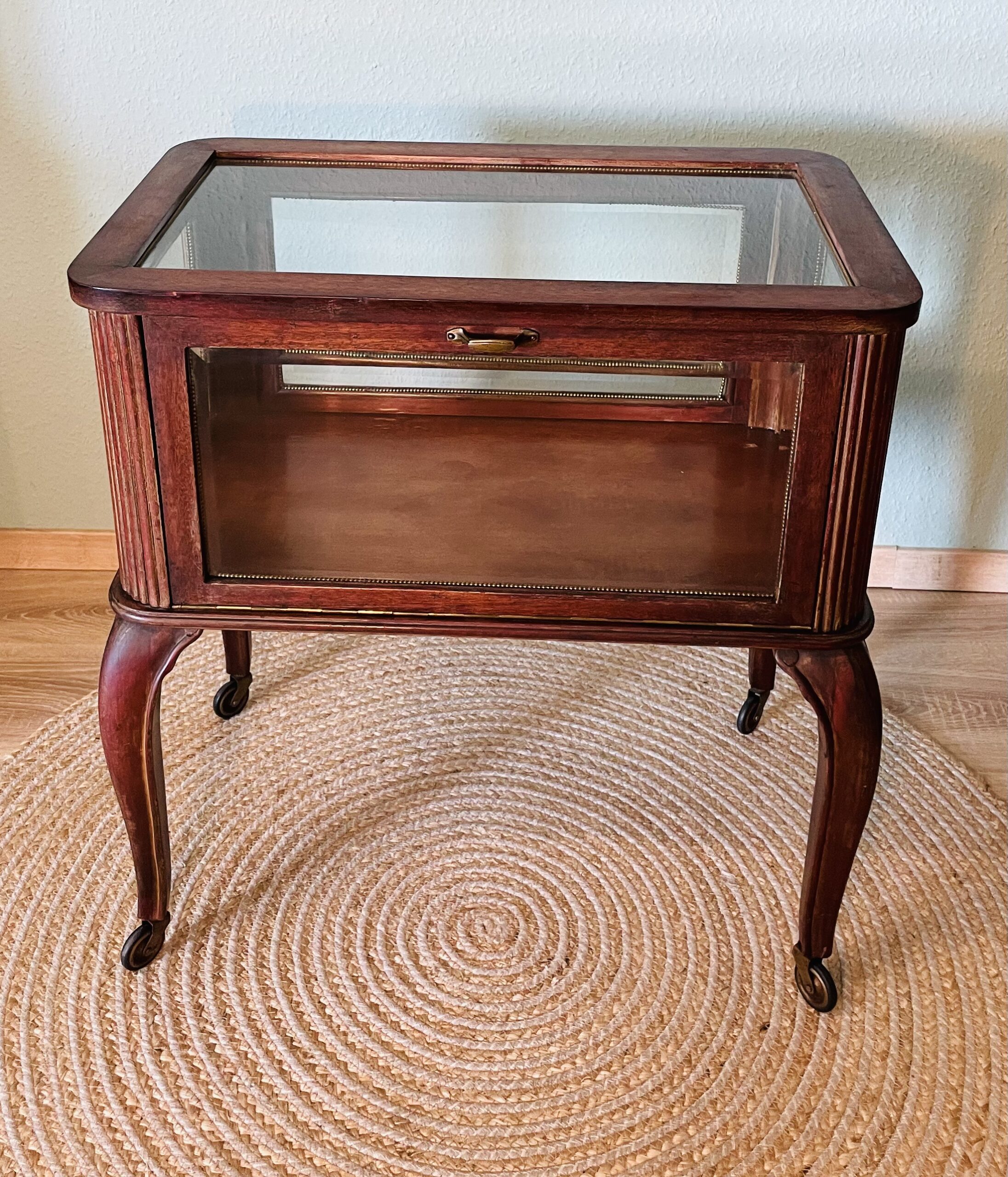 Antiker Tee-Servierwagen Art Deco (1920er) aus Nussbaum – Vitrine, elegante Augenweide