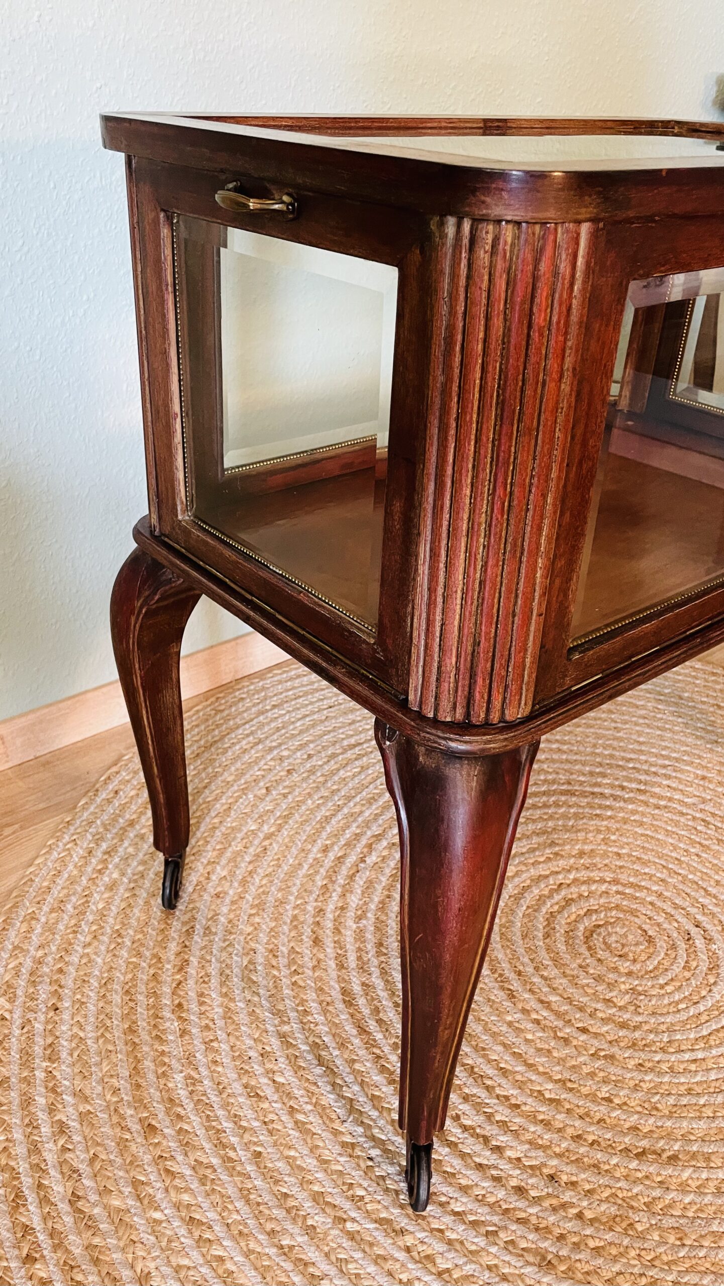 Antiker Tee-Servierwagen Art Deco (1920er) aus Nussbaum – Vitrine, elegante Augenweide