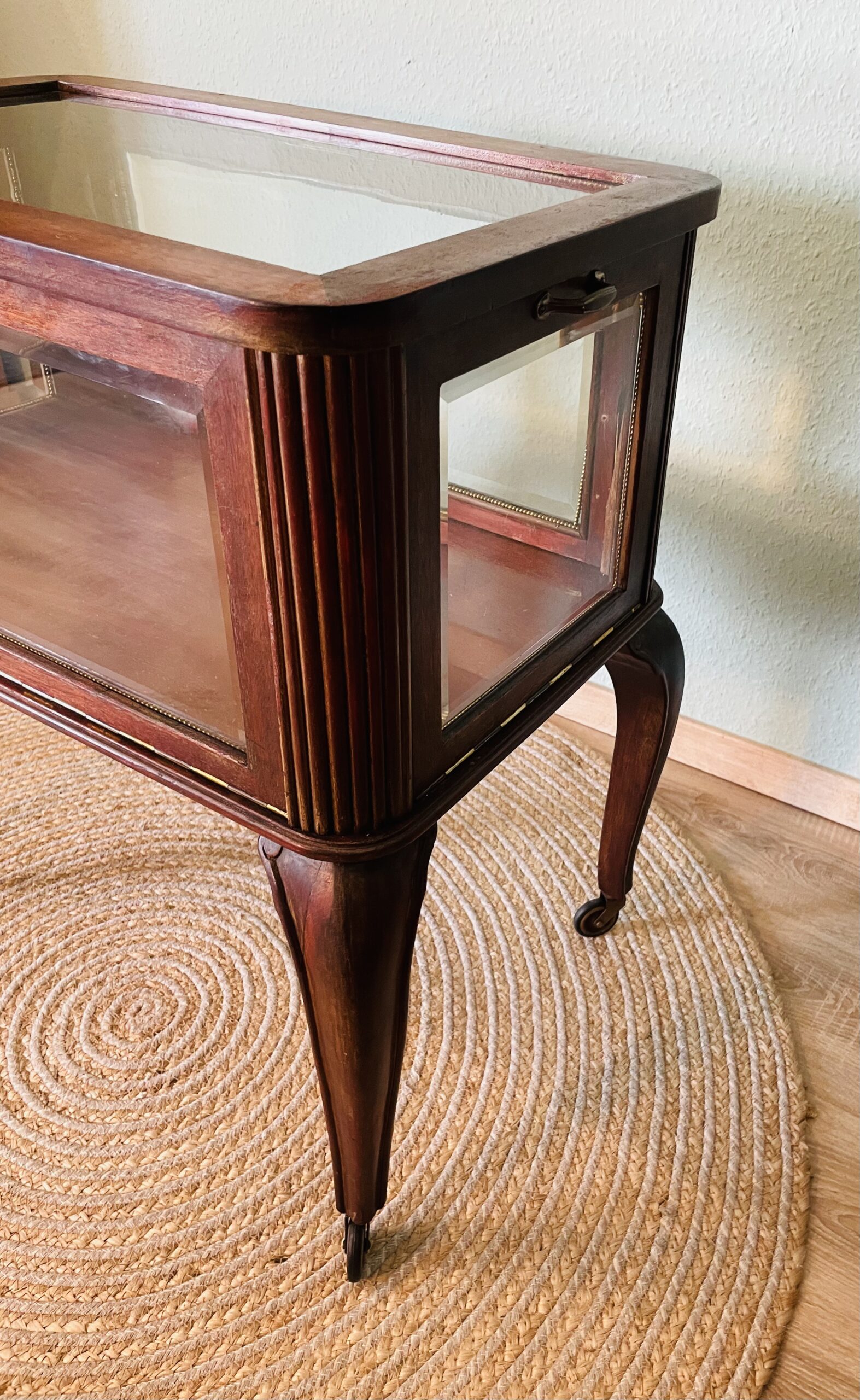 Antiker Tee-Servierwagen Art Deco (1920er) aus Nussbaum – Vitrine, elegante Augenweide