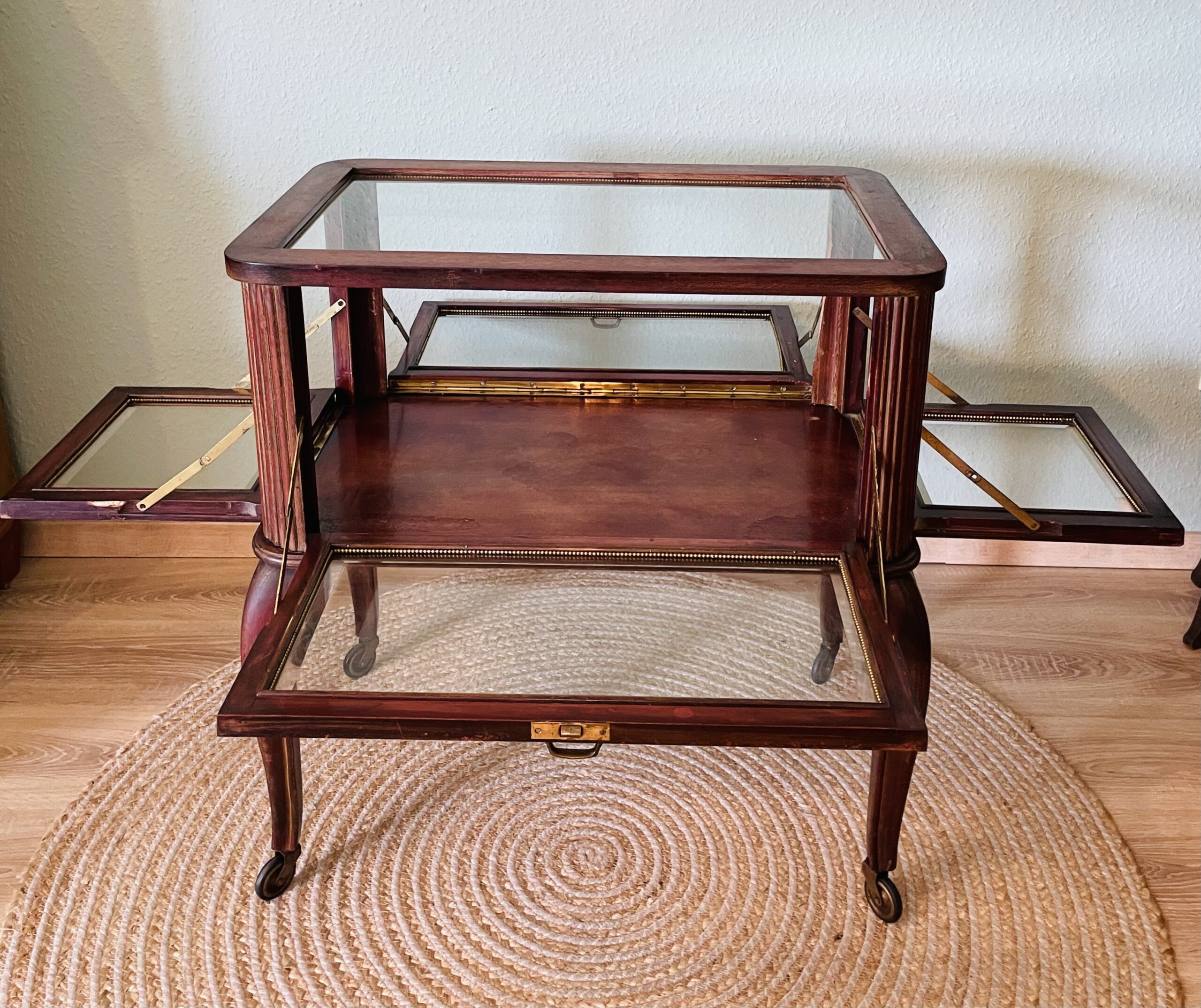 Antiker Tee-Servierwagen Art Deco (1920er) aus Nussbaum – Vitrine, elegante Augenweide